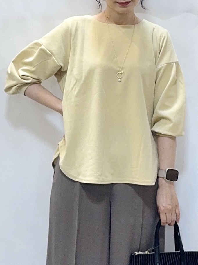 𝐇𝐢𝐫𝐨𝐦𝐢さんの「SHOO･LA･RUE｜【着丈選べる/2点セット/S-LL/洗濯機可】ネックレス付き 着心地さらり7分袖ブラウス」を使ったコーディネート