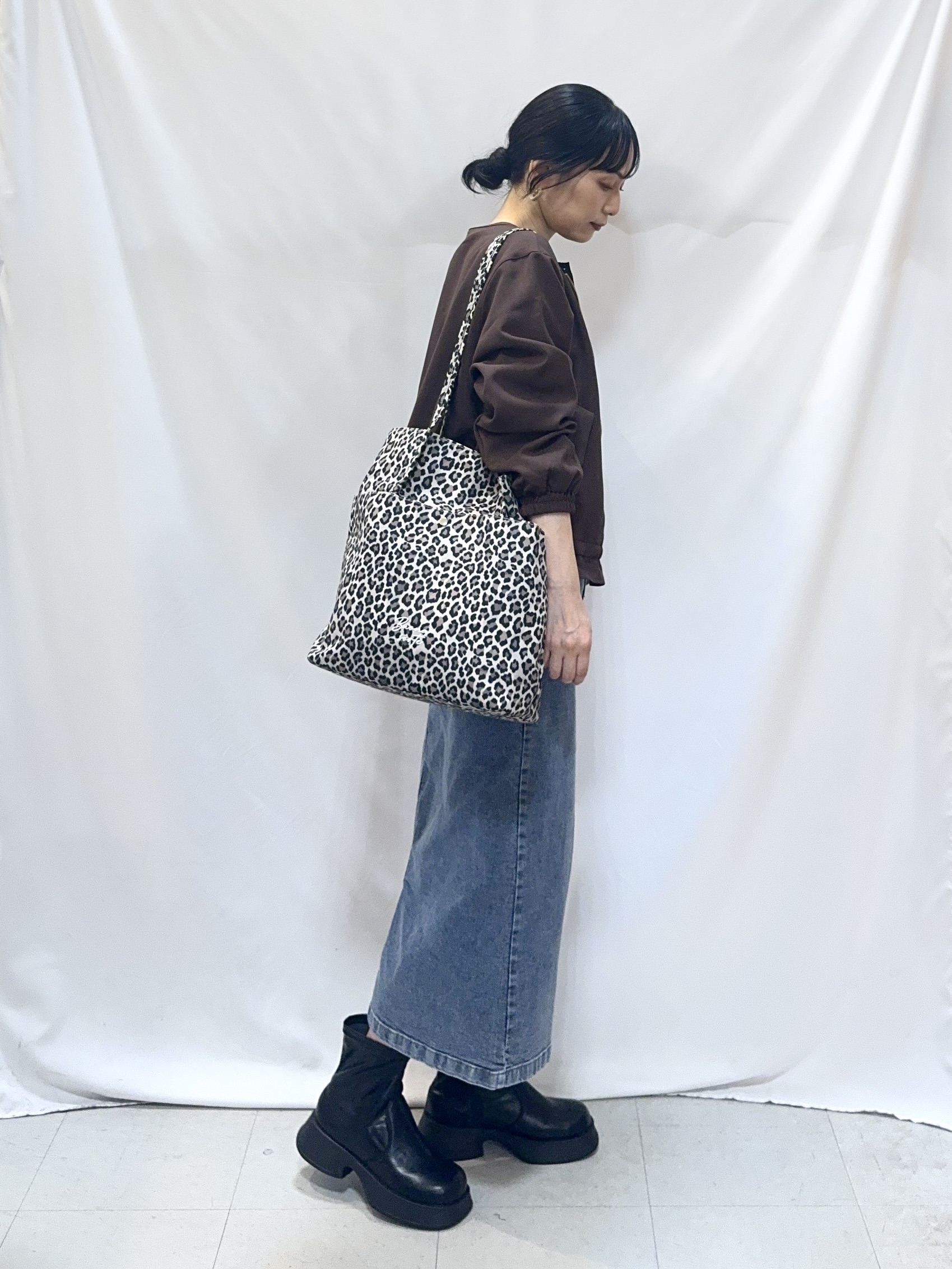 𝐇𝐢𝐫𝐨𝐦𝐢さんの「SHOO･LA･RUE｜【洗濯後しわになりにくい/S-LL】裾ドロストフリルブルゾン」を使ったコーディネート