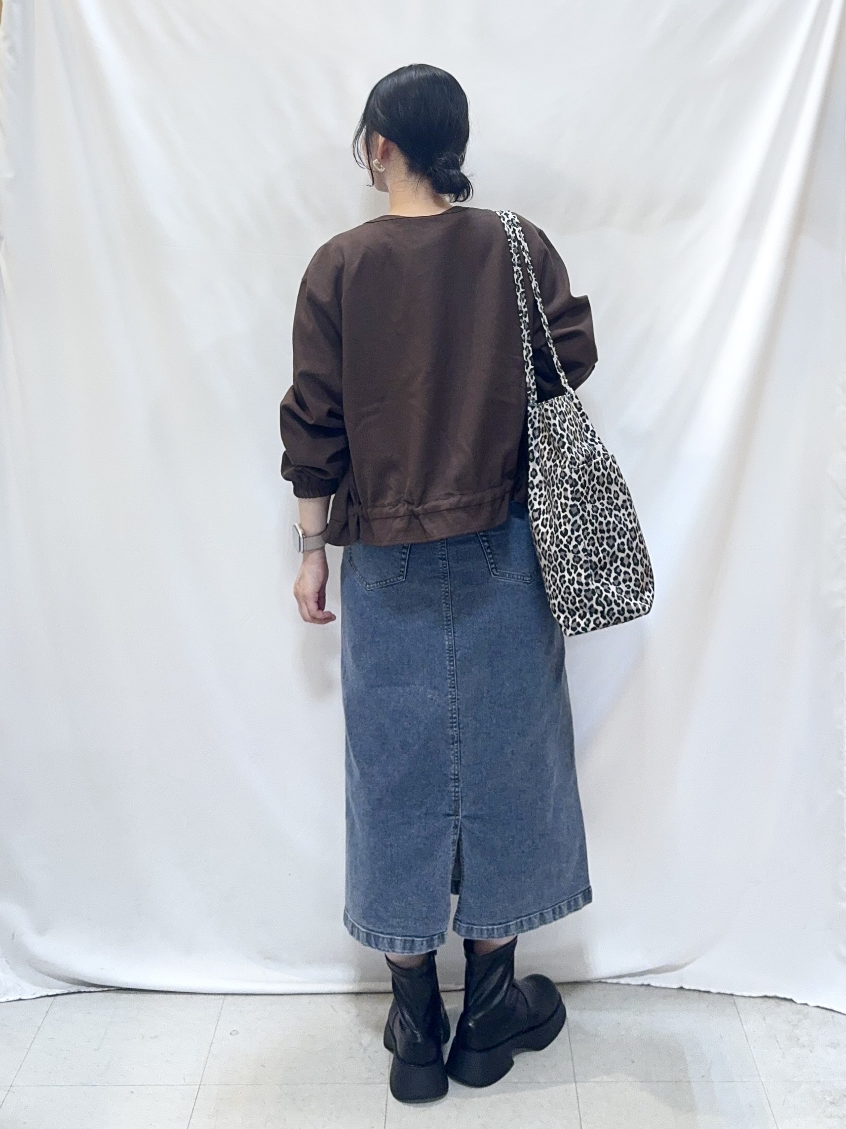 𝐇𝐢𝐫𝐨𝐦𝐢さんの「SHOO･LA･RUE｜【洗濯後しわになりにくい/S-LL】裾ドロストフリルブルゾン」を使ったコーディネート
