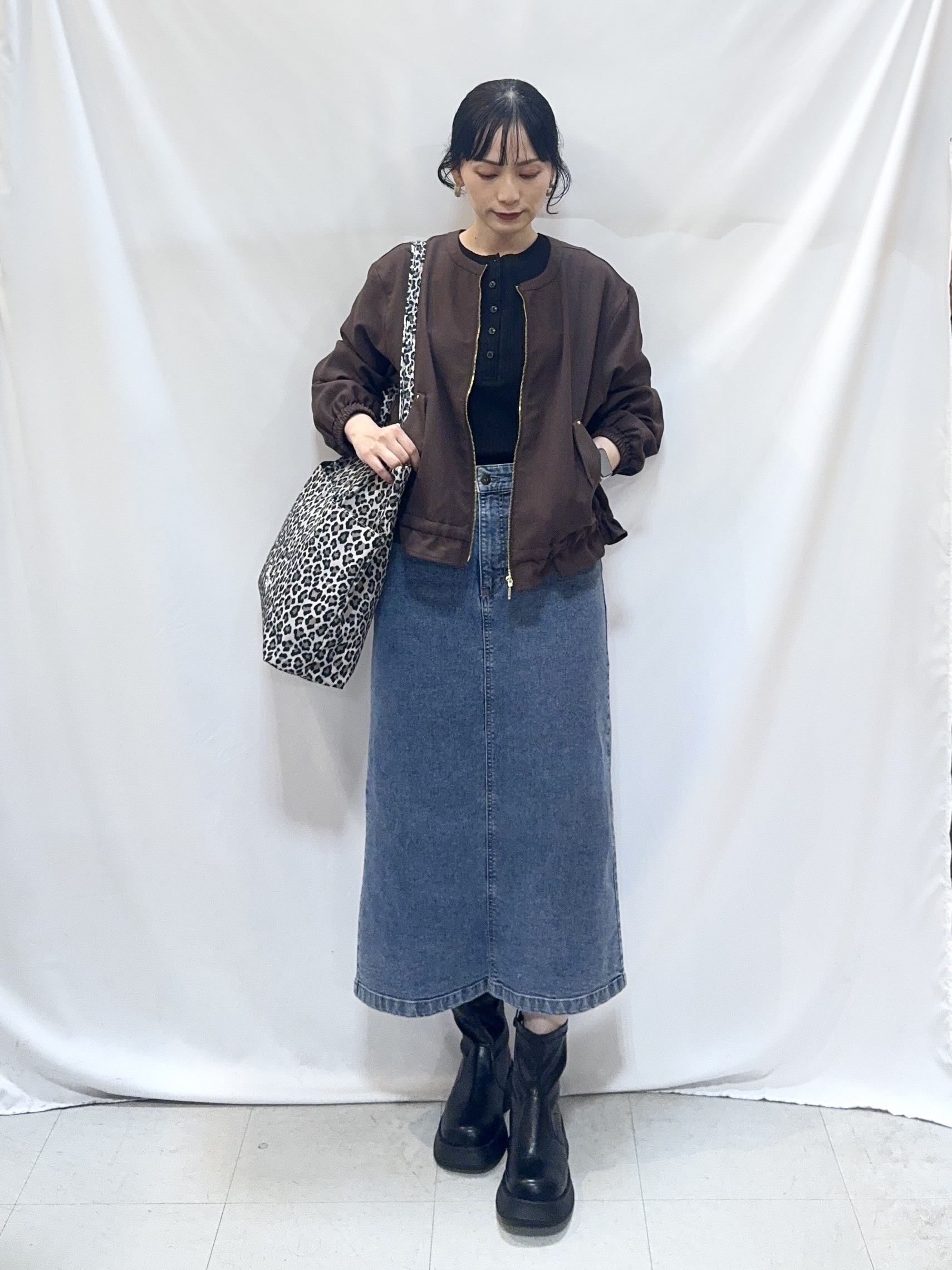𝐇𝐢𝐫𝐨𝐦𝐢さんの「SHOO･LA･RUE｜【洗濯後しわになりにくい/S-LL】裾ドロストフリルブルゾン」を使ったコーディネート