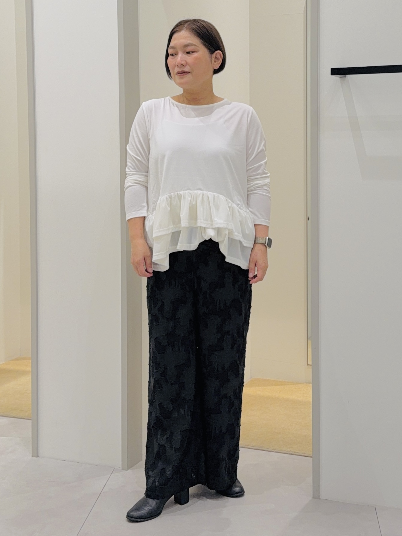 タナさんの「THE SHOP TK｜フリルベロアペプラムトップス」を使ったコーディネート
