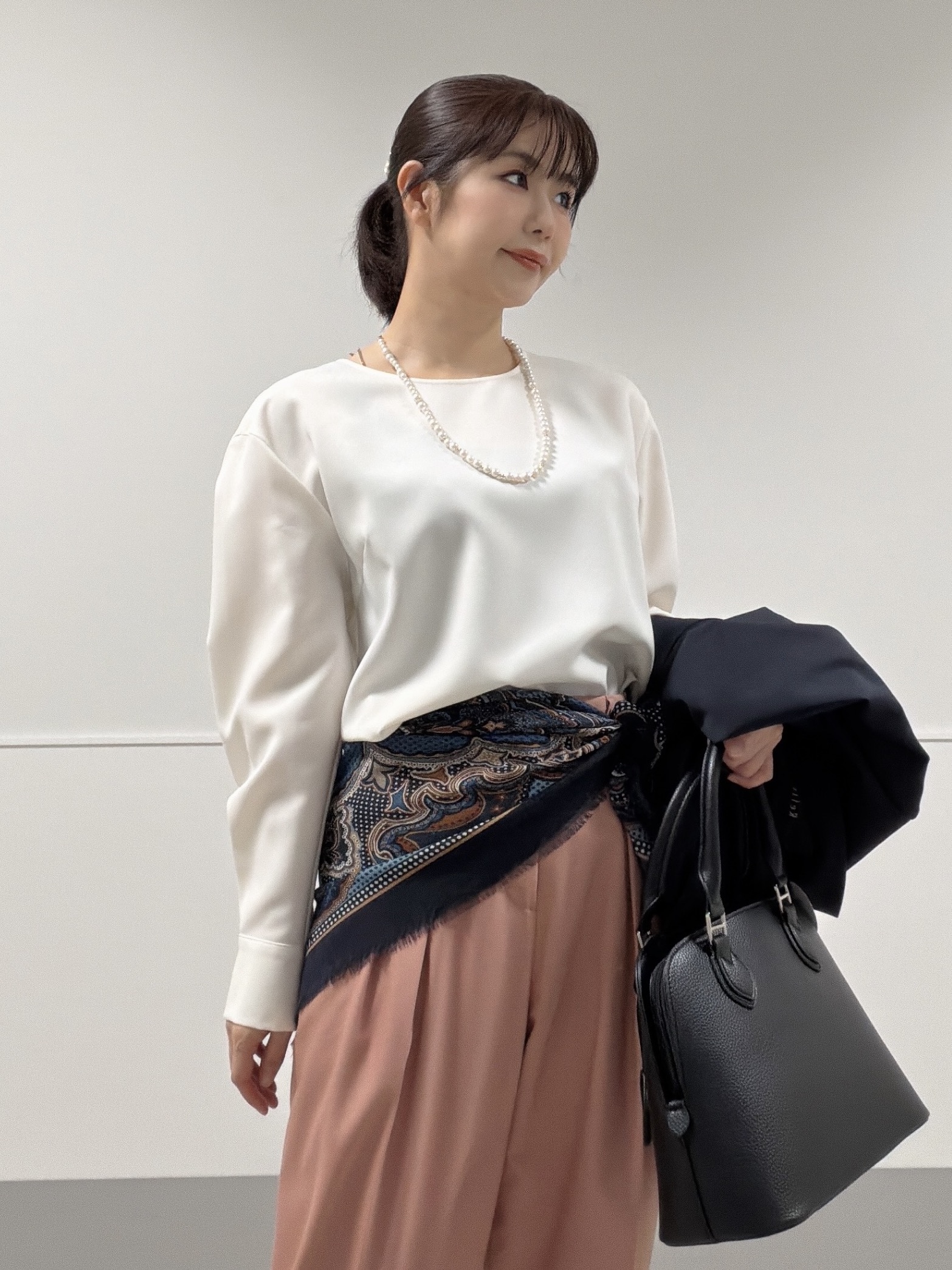 アースさんの「Reflect｜メタルプレートローファー」を使ったコーディネート