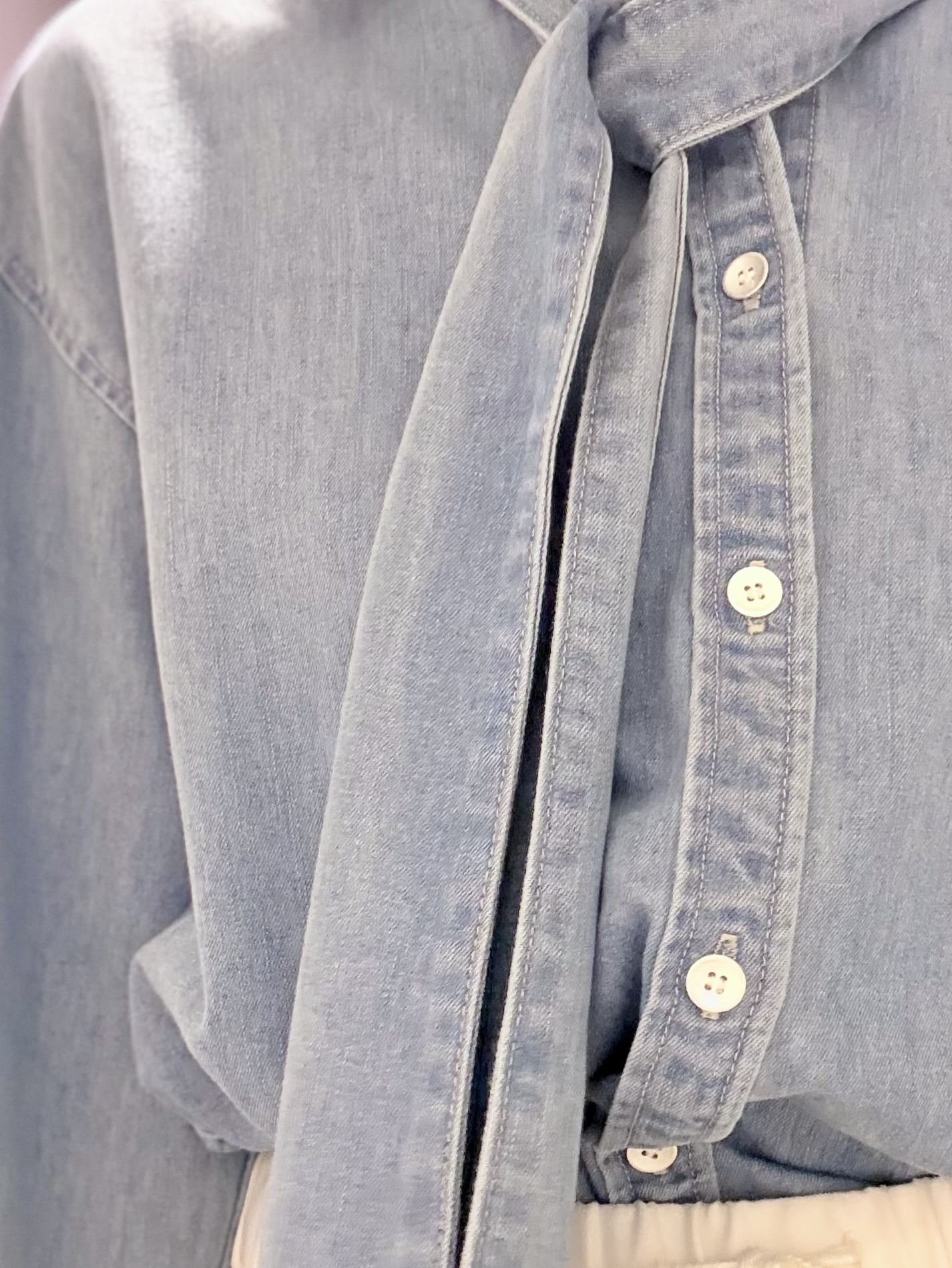 Yamaさんの「DRESSTERIOR｜【取り外し可能】2WAY ボウタイデニムシャツ」を使ったコーディネート