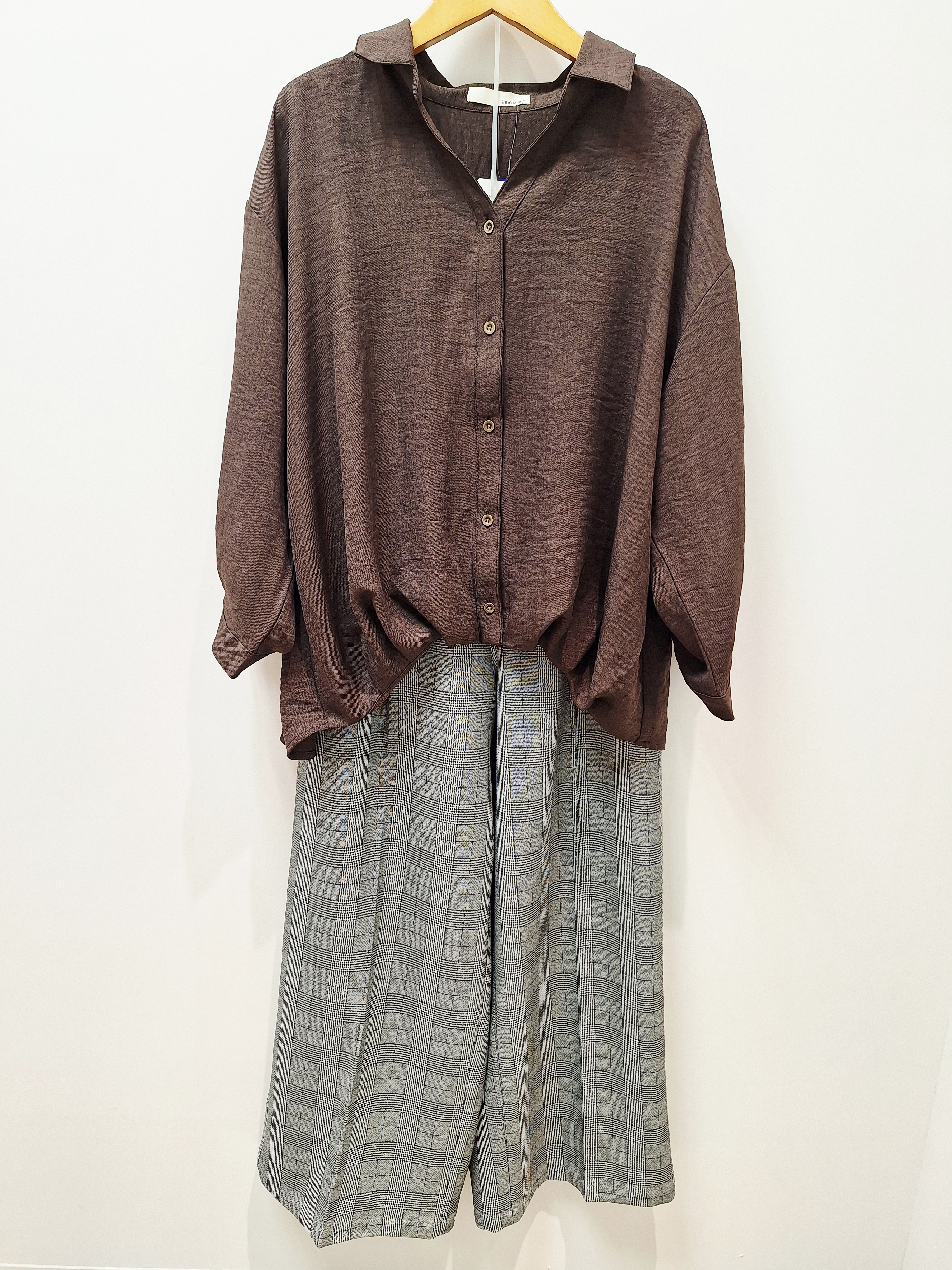 MOMOさんの「SHOO･LA･RUE｜【着丈選べる/洗濯後しわになりにくい】インせず着られる ドルマンブラウス」を使ったコーディネート