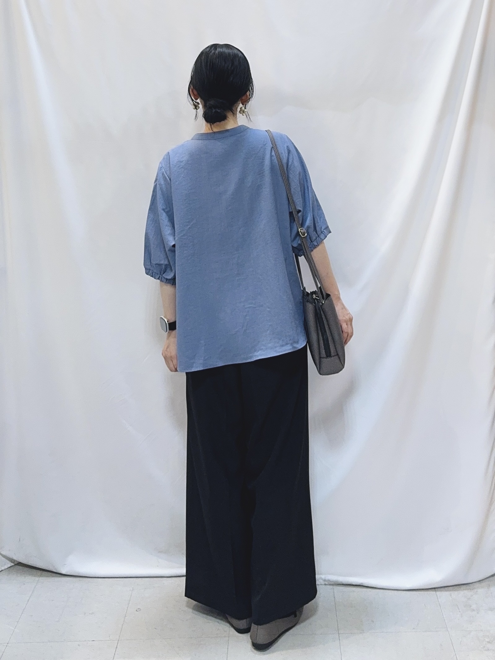 𝐇𝐢𝐫𝐨𝐦𝐢さんの「SHOO･LA･RUE｜【S-LL/洗濯機可】金ボタンがアクセント 5分袖スキッパーブラウス」を使ったコーディネート