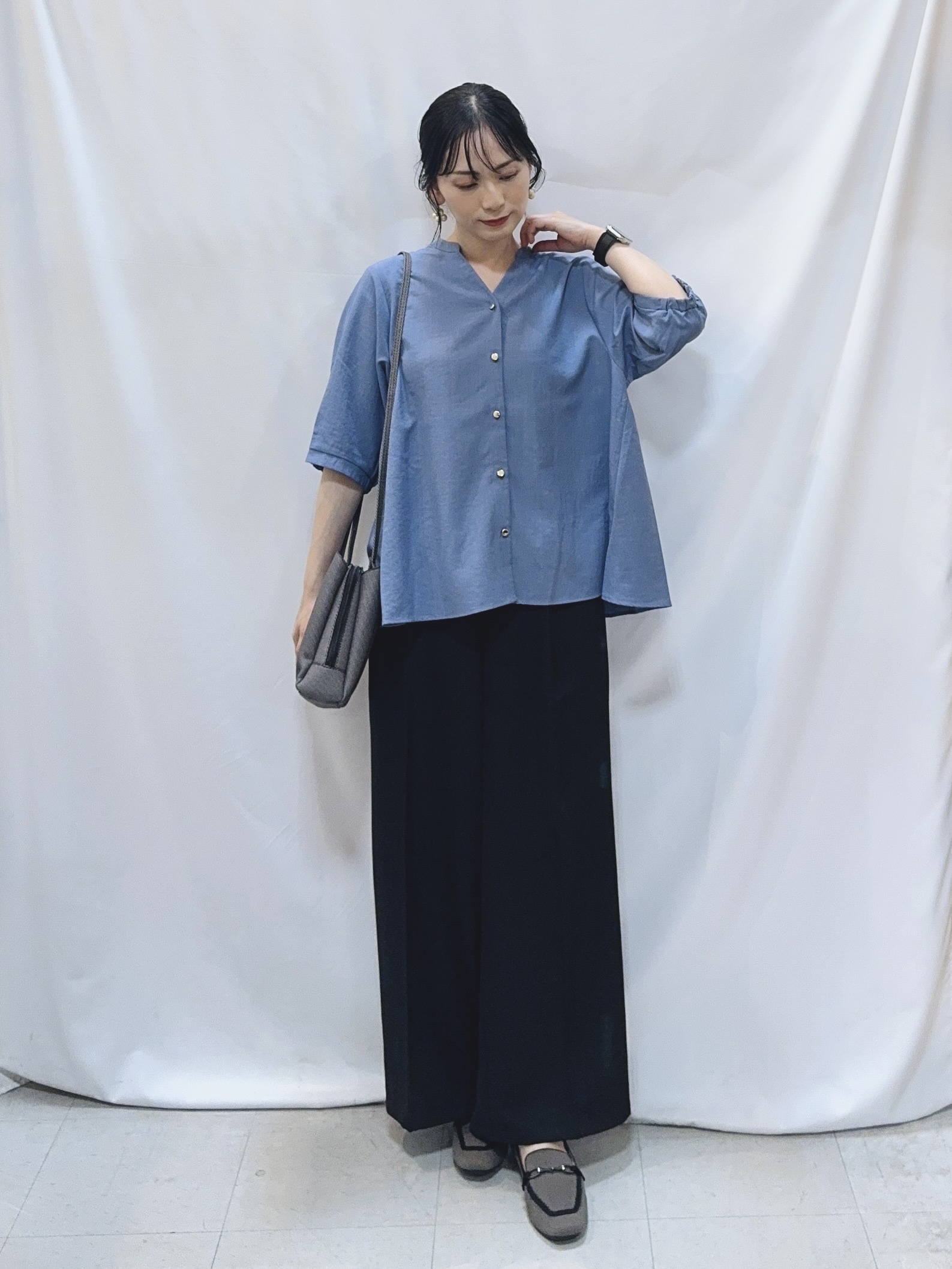 𝐇𝐢𝐫𝐨𝐦𝐢さんの「SHOO･LA･RUE｜【S-LL/洗濯機可】金ボタンがアクセント 5分袖スキッパーブラウス」を使ったコーディネート