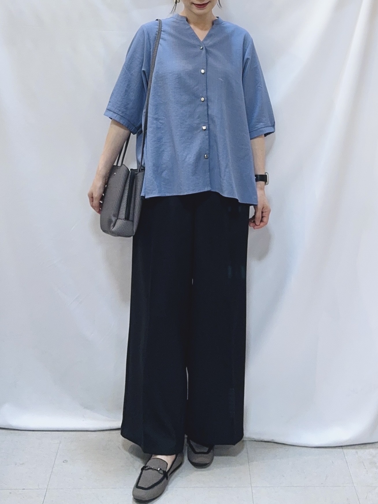 𝐇𝐢𝐫𝐨𝐦𝐢さんの「SHOO･LA･RUE｜【S-LL/洗濯機可】金ボタンがアクセント 5分袖スキッパーブラウス」を使ったコーディネート