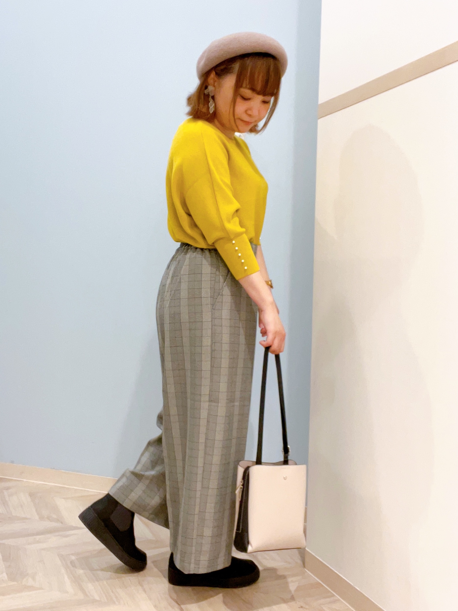 kitaさんの「SHOO･LA･RUE｜【毛玉になりにくい】パール調ボタンが女性らしさをプラス ガーター切替 7分袖ドルマンニット」を使ったコーディネート