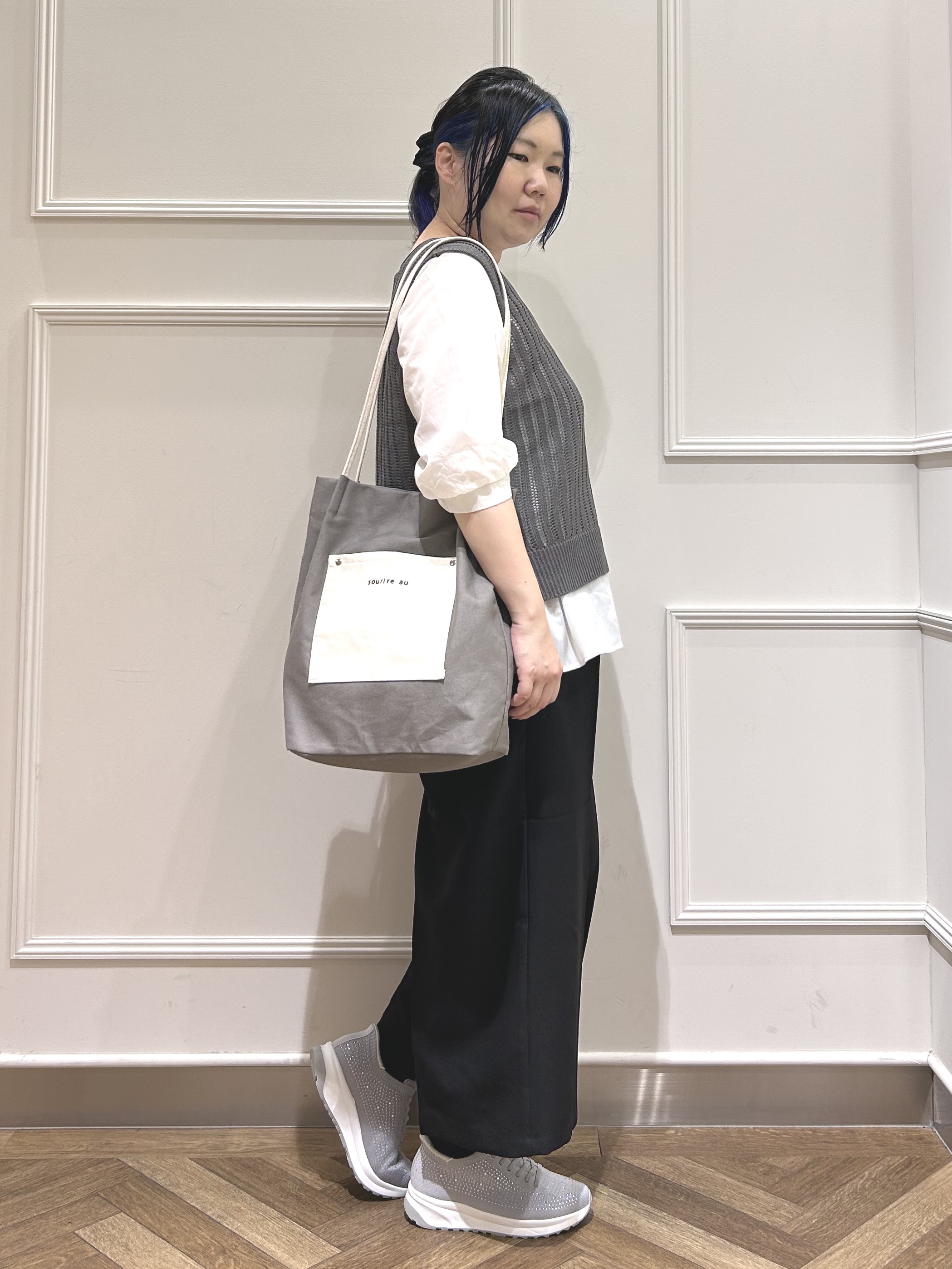 まるさんの「SHOO･LA･RUE｜【2点セット/洗濯機可/S-LL】時短でコーデ決まる 透かし編みニットベスト＋5分袖シャツ」を使ったコーディネート