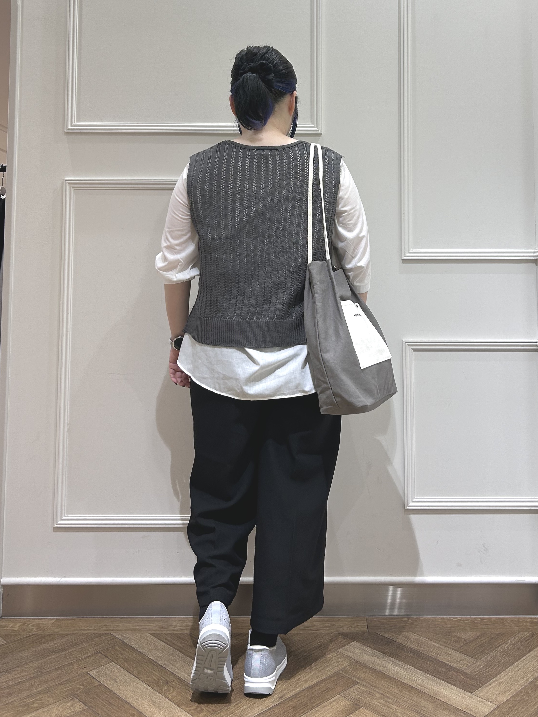 まるさんの「SHOO･LA･RUE｜【2点セット/洗濯機可/S-LL】時短でコーデ決まる 透かし編みニットベスト＋5分袖シャツ」を使ったコーディネート