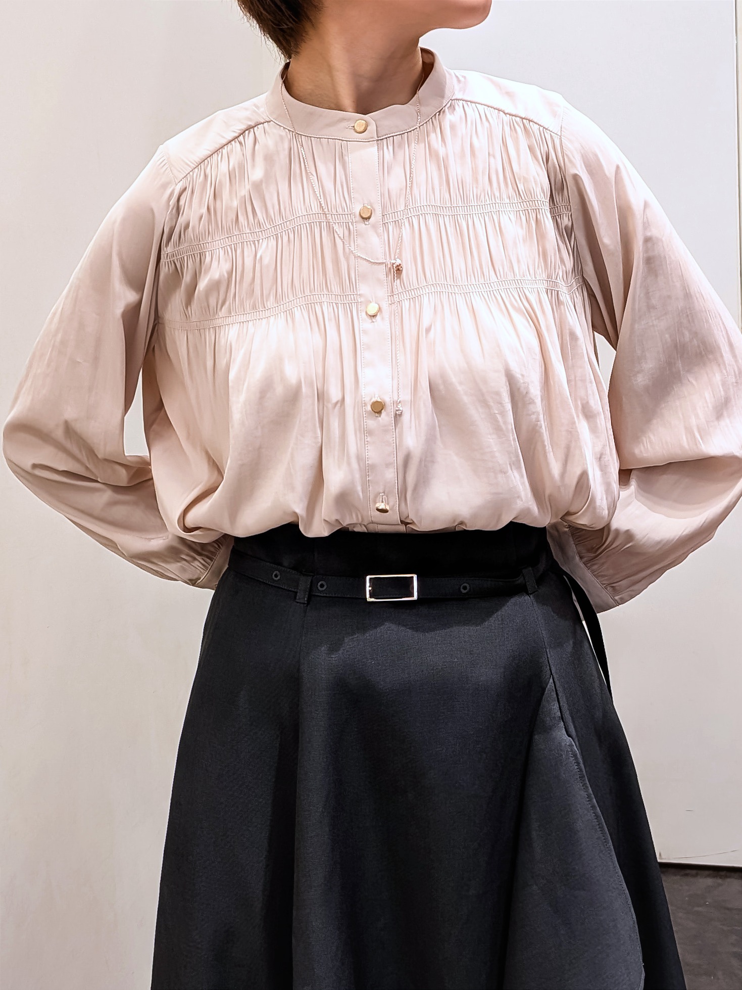 やまちゃんさんの「grove｜【通勤/きれいめ】上品な艶を纏う ヴィンテージサテンブラウス」を使ったコーディネート
