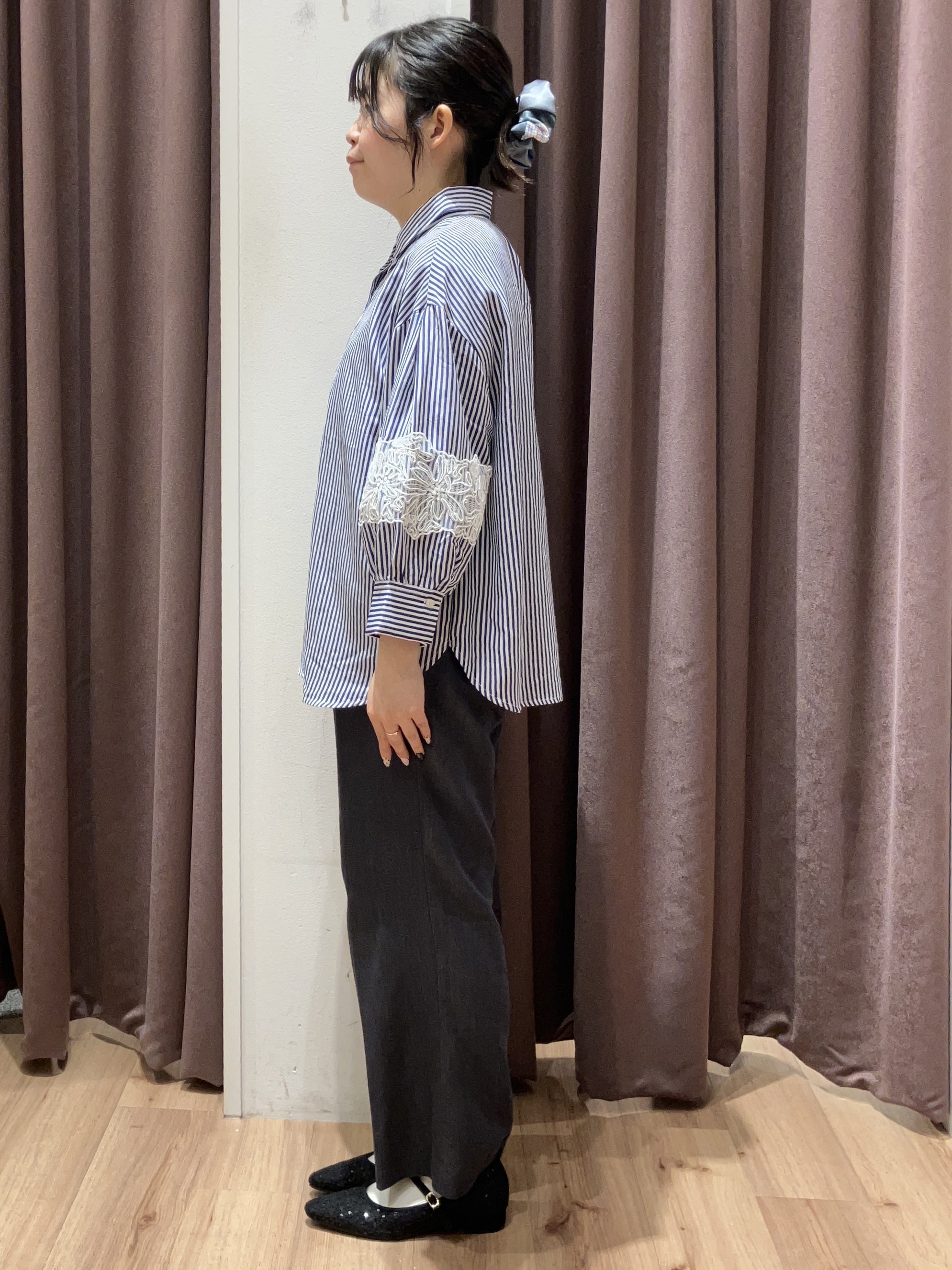 みちゃさんの「grove｜さりげなく華やぐ レースボリュームスリーブシャツ」を使ったコーディネート