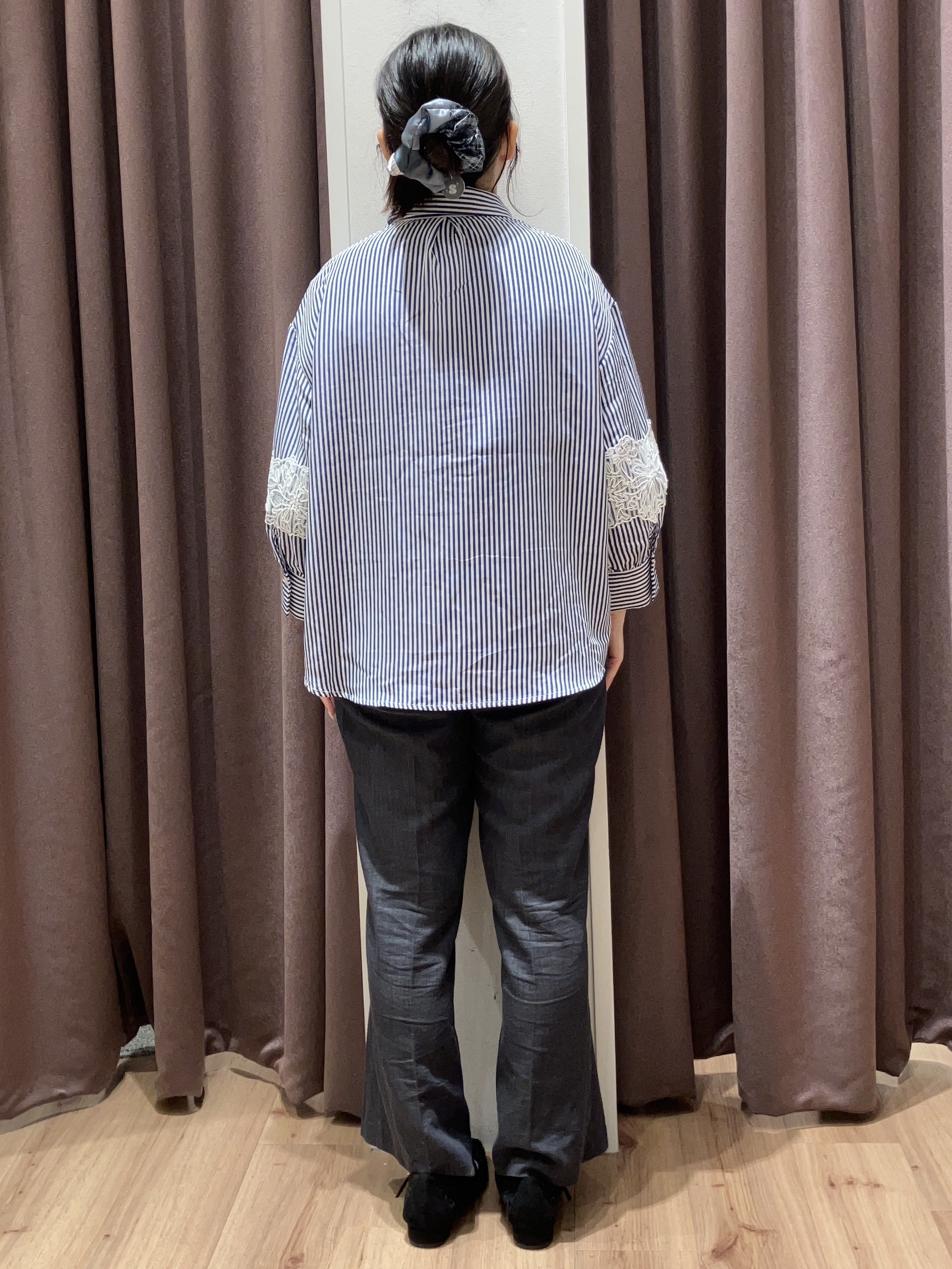 みちゃさんの「grove｜さりげなく華やぐ レースボリュームスリーブシャツ」を使ったコーディネート