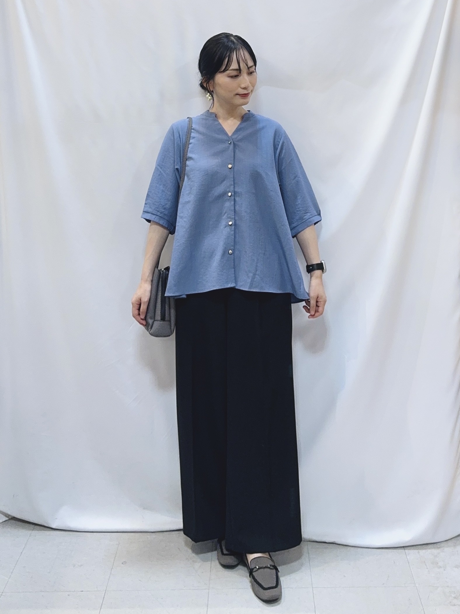 𝐇𝐢𝐫𝐨𝐦𝐢さんの「SHOO･LA･RUE｜【S-LL/洗濯機可】金ボタンがアクセント 5分袖スキッパーブラウス」を使ったコーディネート
