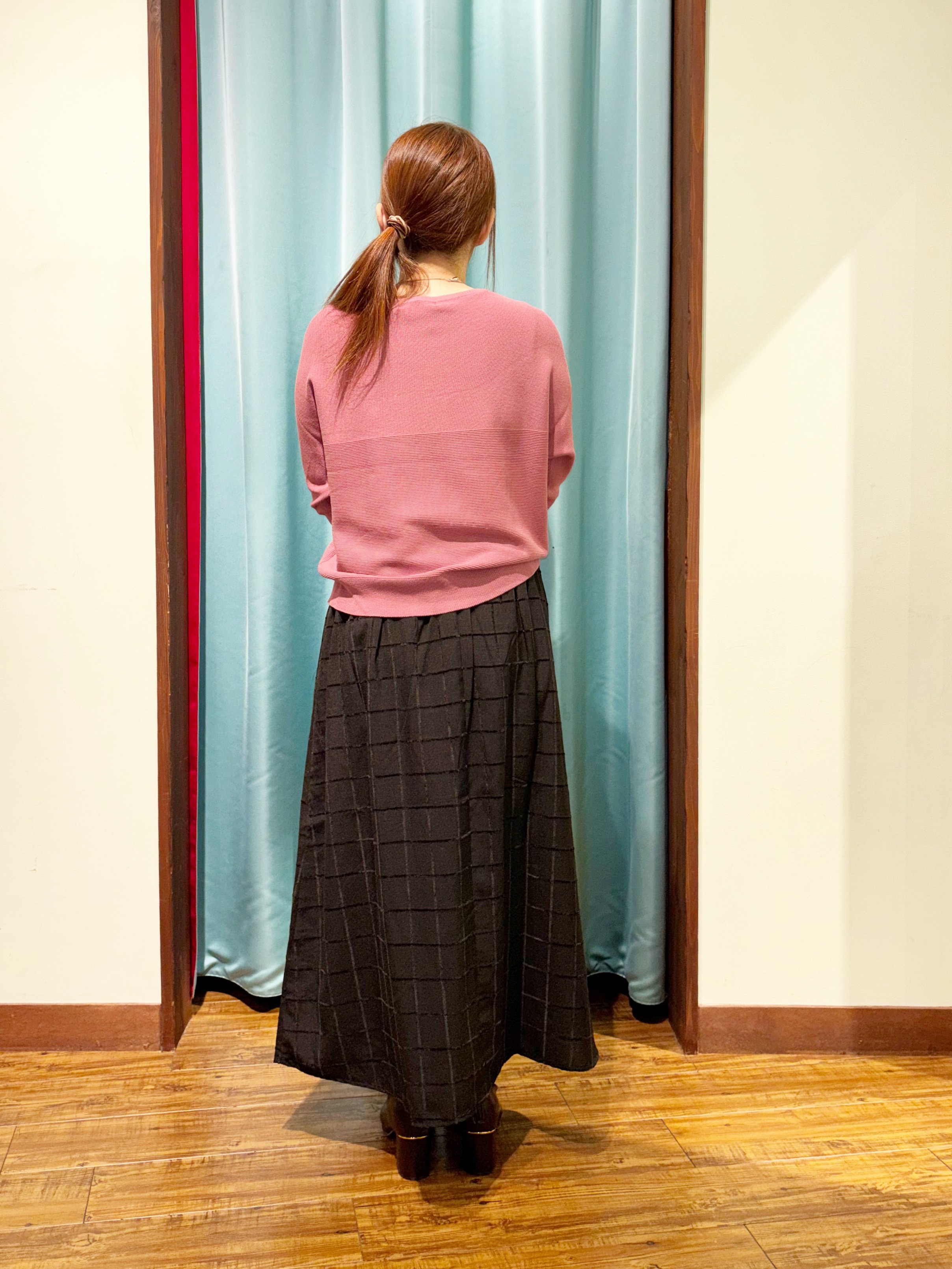 tukiさんの「SHOO･LA･RUE｜【毛玉になりにくい】パール調ボタンが女性らしさをプラス ガーター切替 7分袖ドルマンニット」を使ったコーディネート