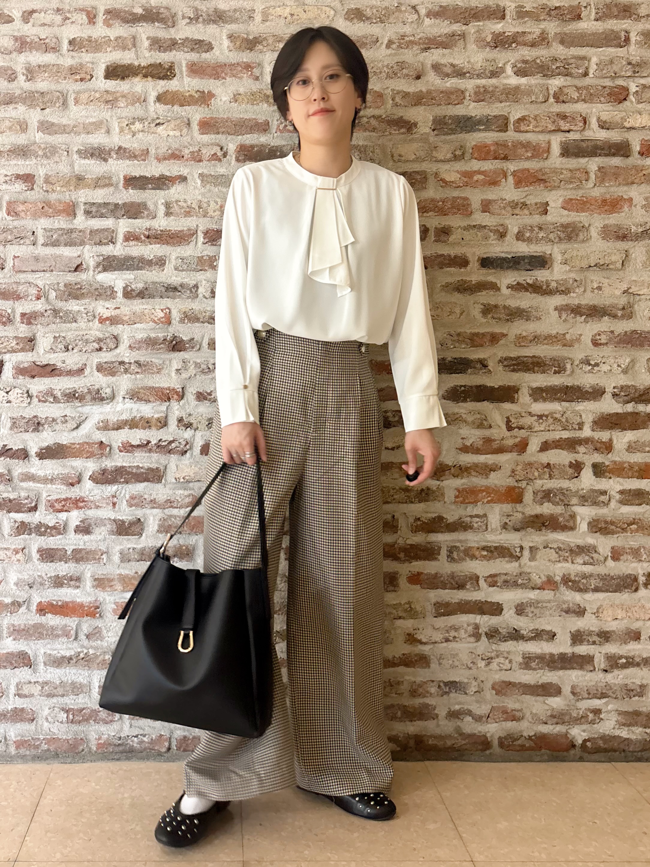 しばさんの「THE SHOP TK｜ラッフルタイジョーゼットブラウス」を使ったコーディネート