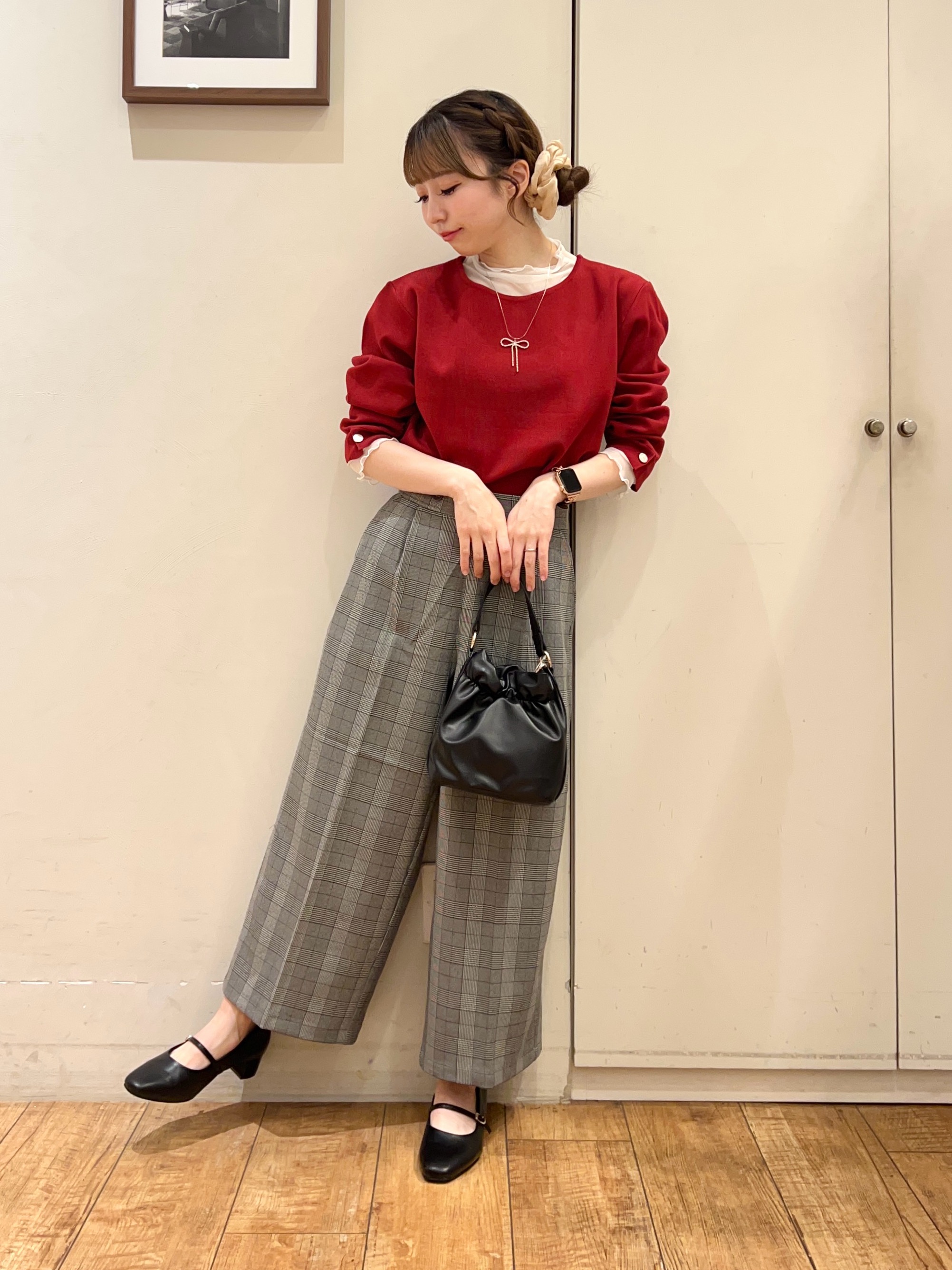 AIRIさんの「SHOO･LA･RUE｜【洗濯機可/S-LL】抜け感ある着こなしに 金ボタン付き スポンディッシュ クルーネックニット」を使ったコーディネート