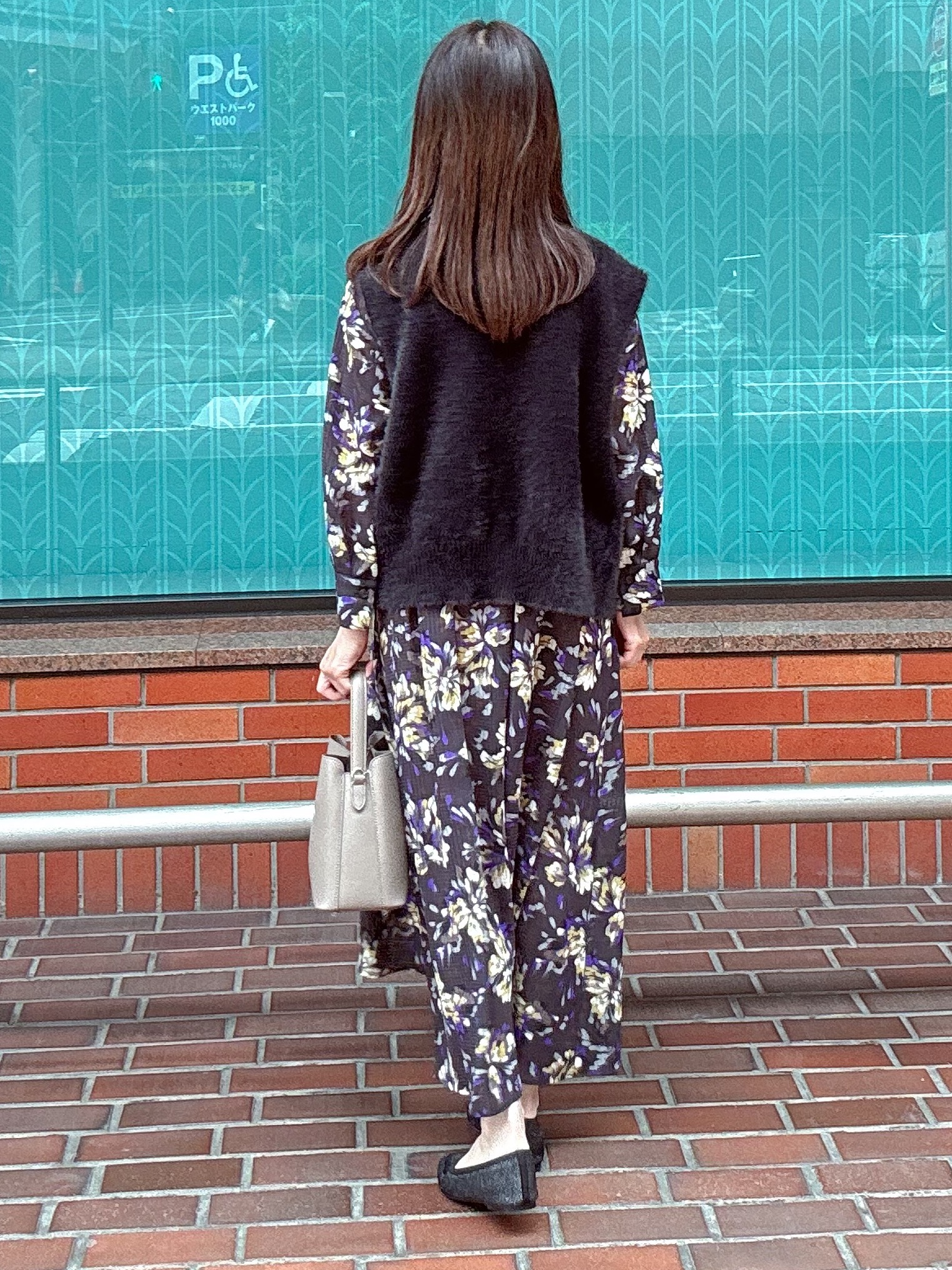 makiさんの「UNTITLED｜【秋映え/花柄】フラワープリントワンピース」を使ったコーディネート