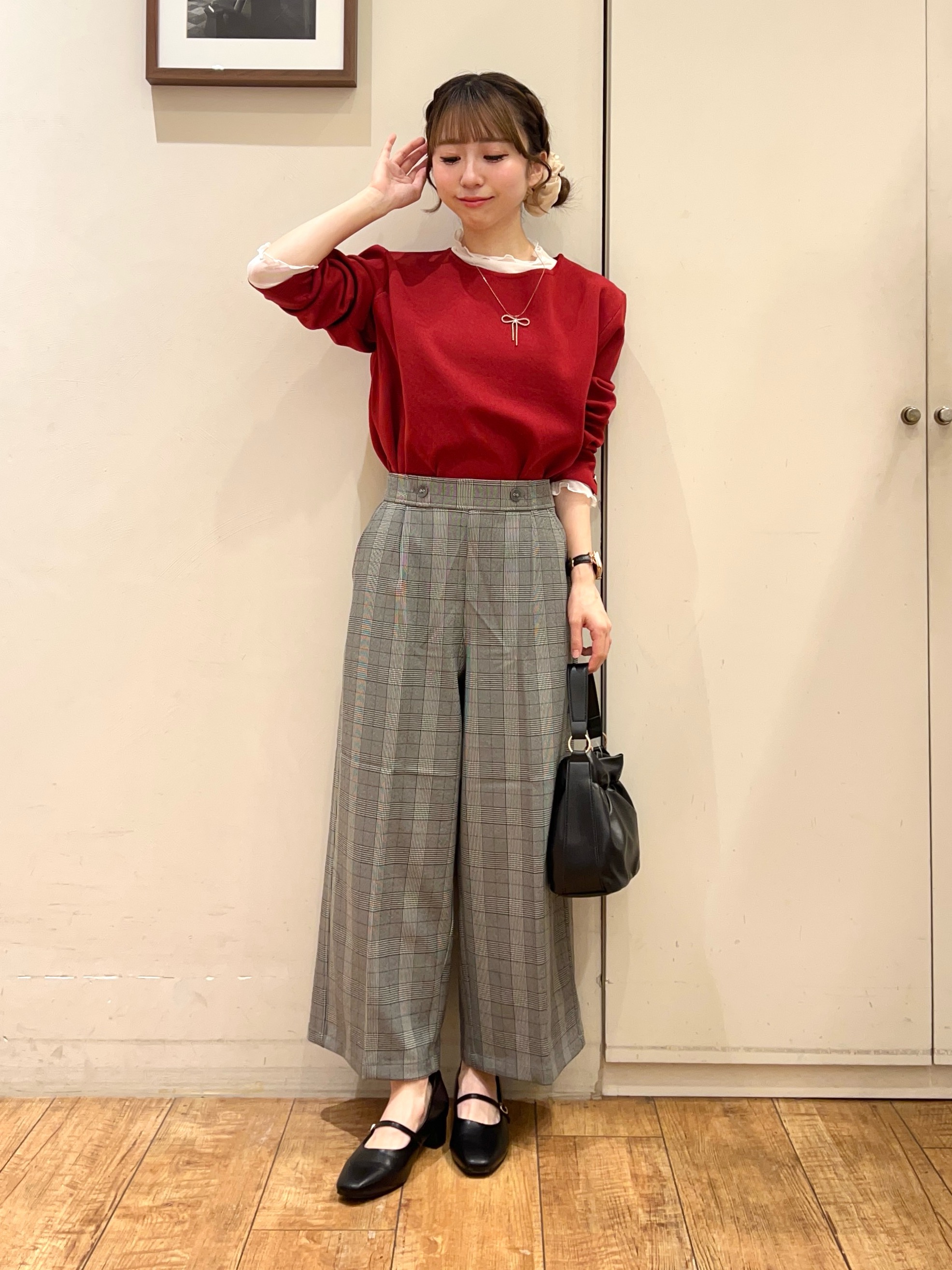 AIRIさんの「SHOO･LA･RUE｜【洗濯機可/S-LL】抜け感ある着こなしに 金ボタン付き スポンディッシュ クルーネックニット」を使ったコーディネート