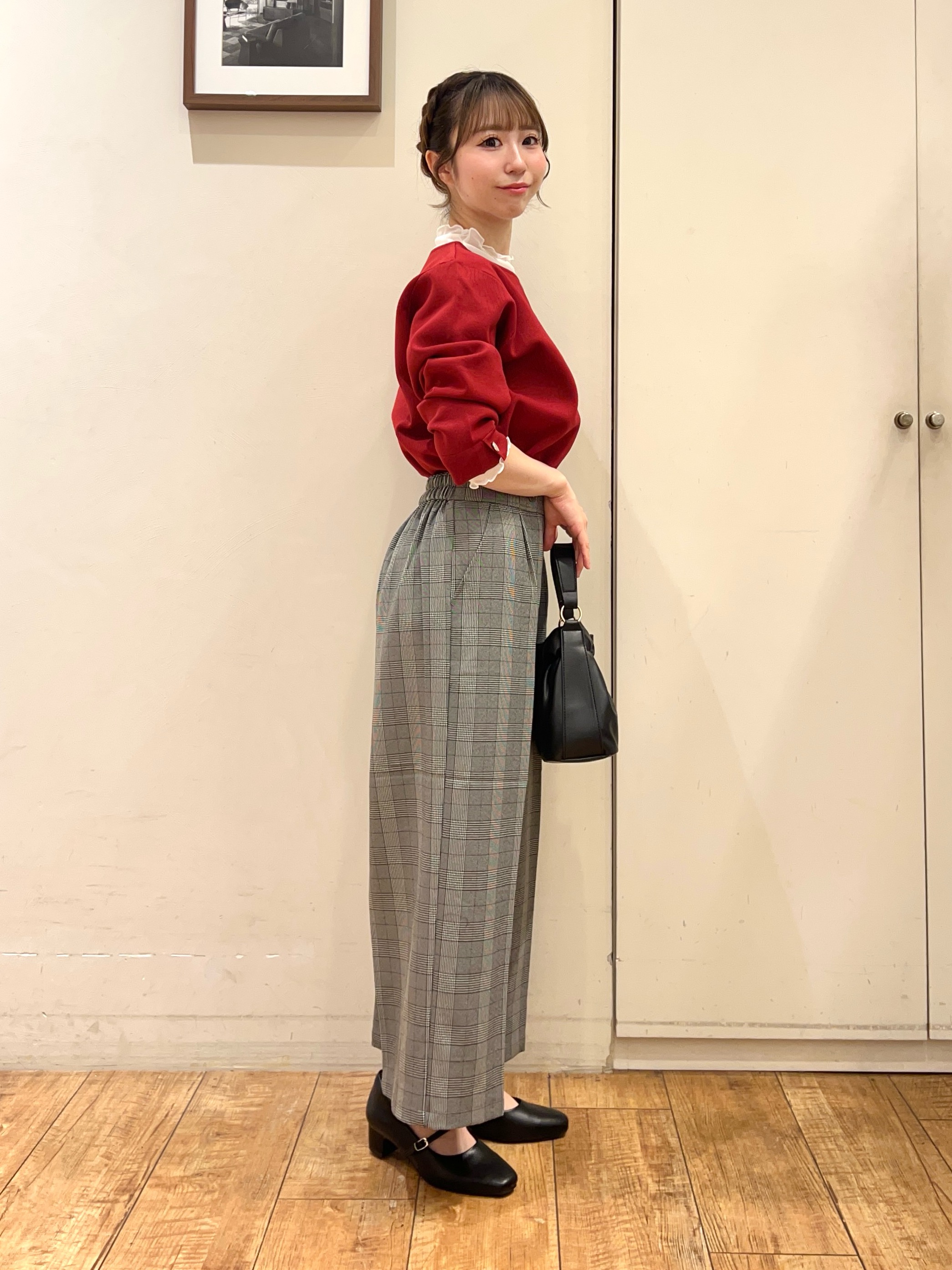 AIRIさんの「SHOO･LA･RUE｜【洗濯機可/S-LL】抜け感ある着こなしに 金ボタン付き スポンディッシュ クルーネックニット」を使ったコーディネート