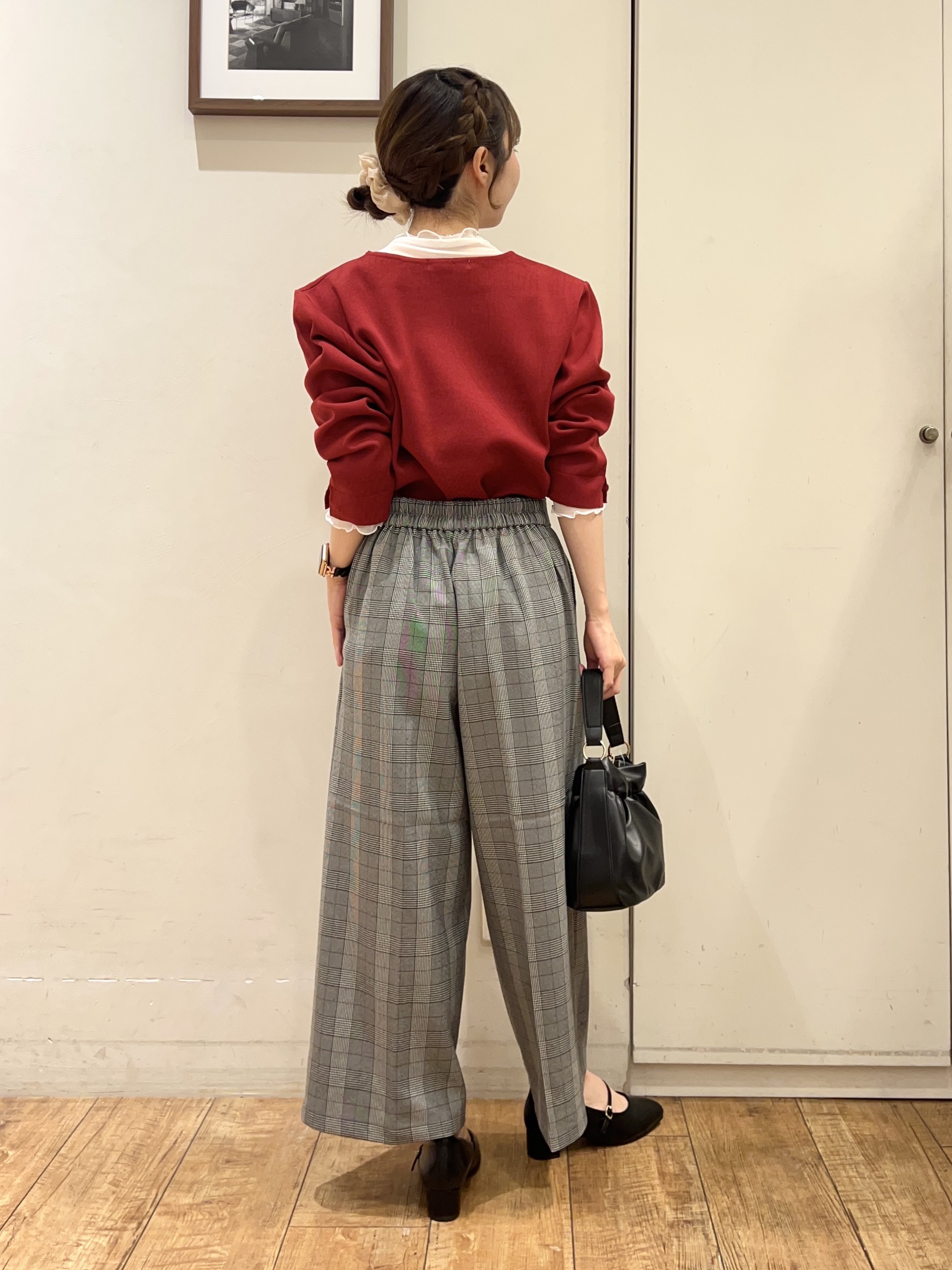 AIRIさんの「SHOO･LA･RUE｜【洗濯機可/S-LL】抜け感ある着こなしに 金ボタン付き スポンディッシュ クルーネックニット」を使ったコーディネート