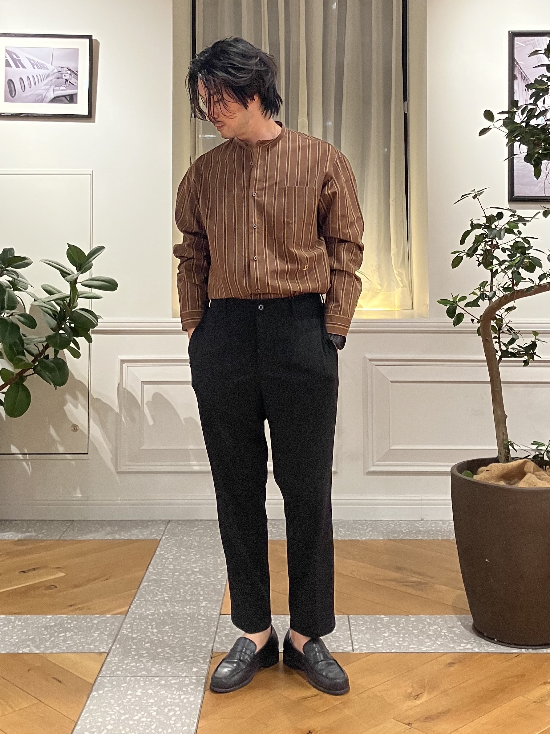 junyaさんの「DRESSTERIOR｜【日本製】バンドカラー ブラウンレジメンタル ストライプシャツ」を使ったコーディネート