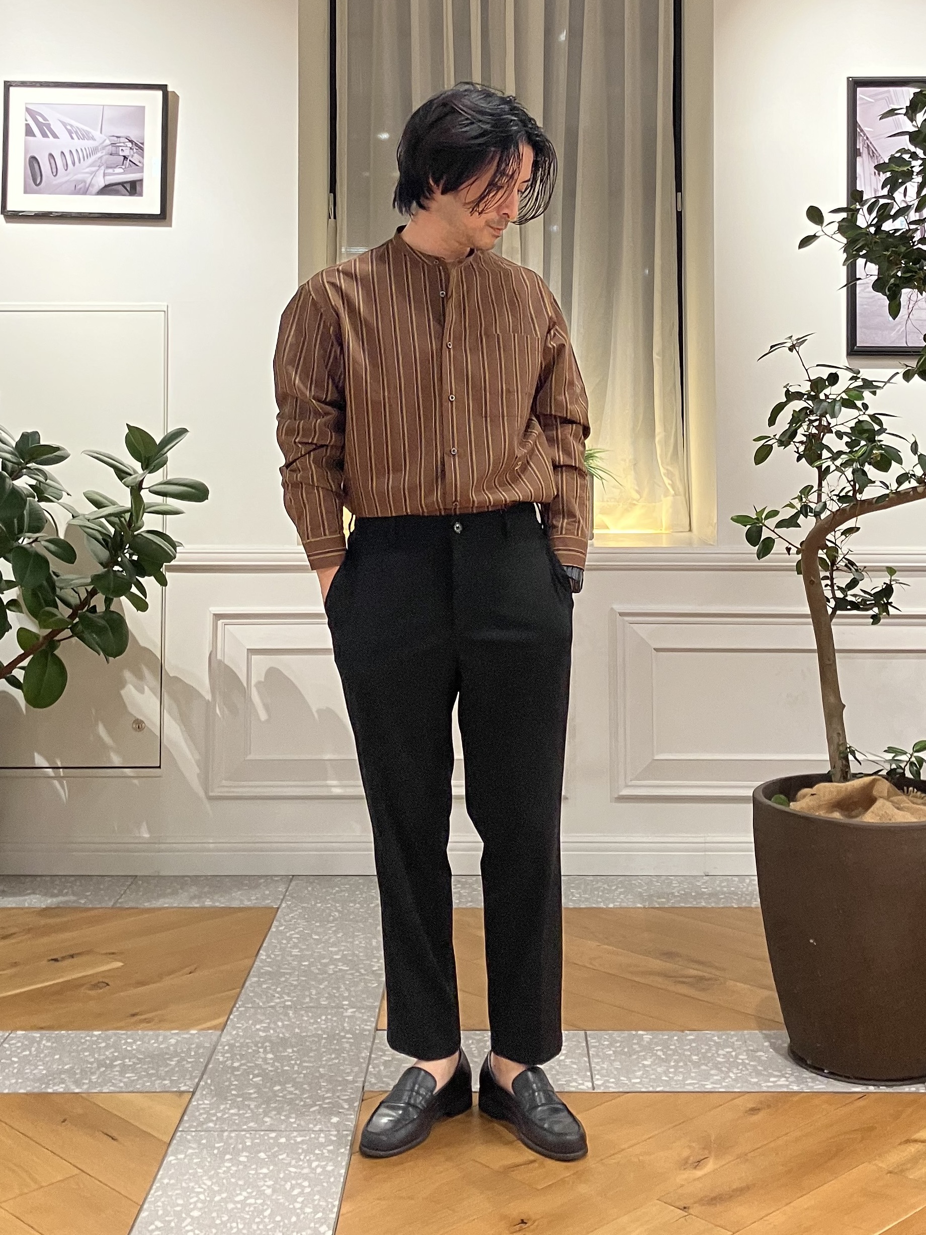 junyaさんの「DRESSTERIOR｜【日本製】バンドカラー ブラウンレジメンタル ストライプシャツ」を使ったコーディネート