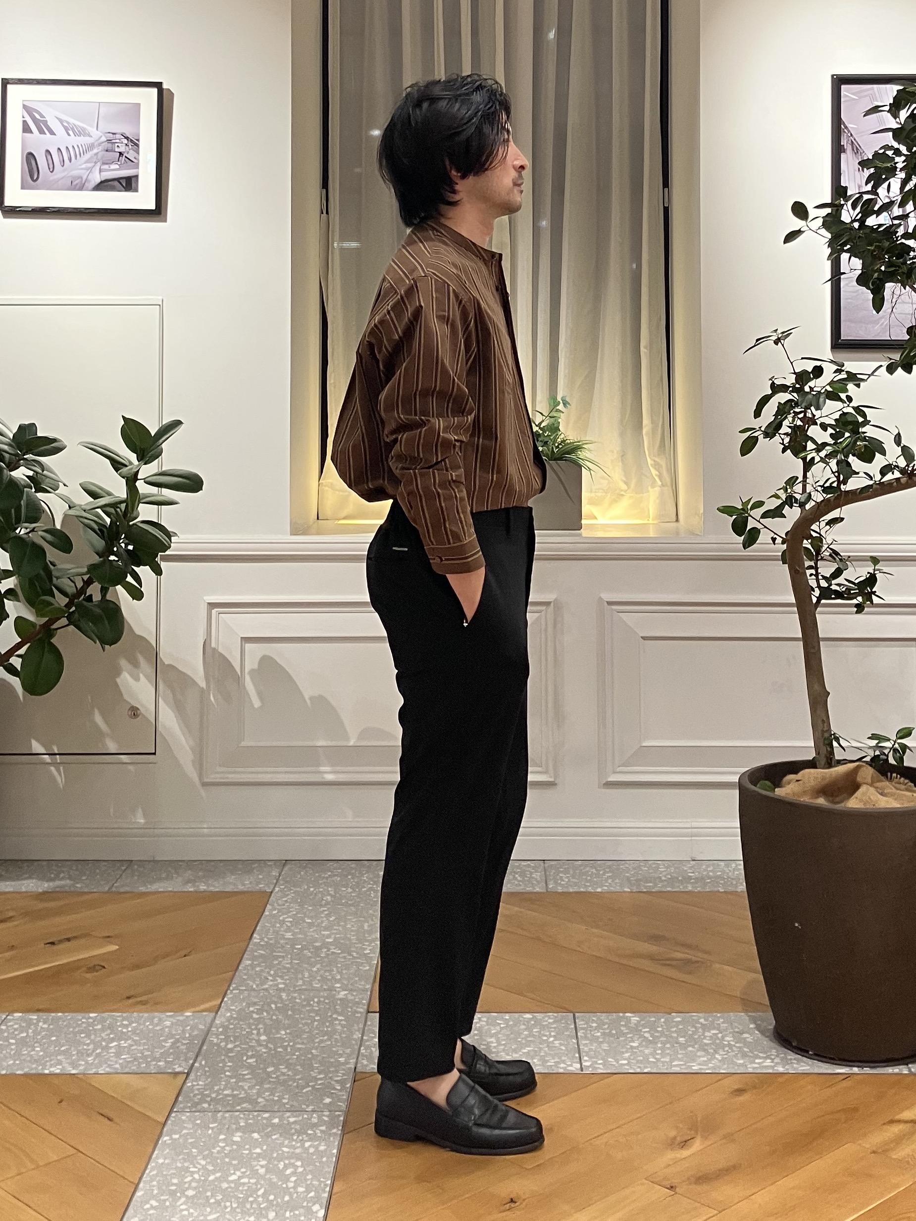 junyaさんの「DRESSTERIOR｜【日本製】バンドカラー ブラウンレジメンタル ストライプシャツ」を使ったコーディネート