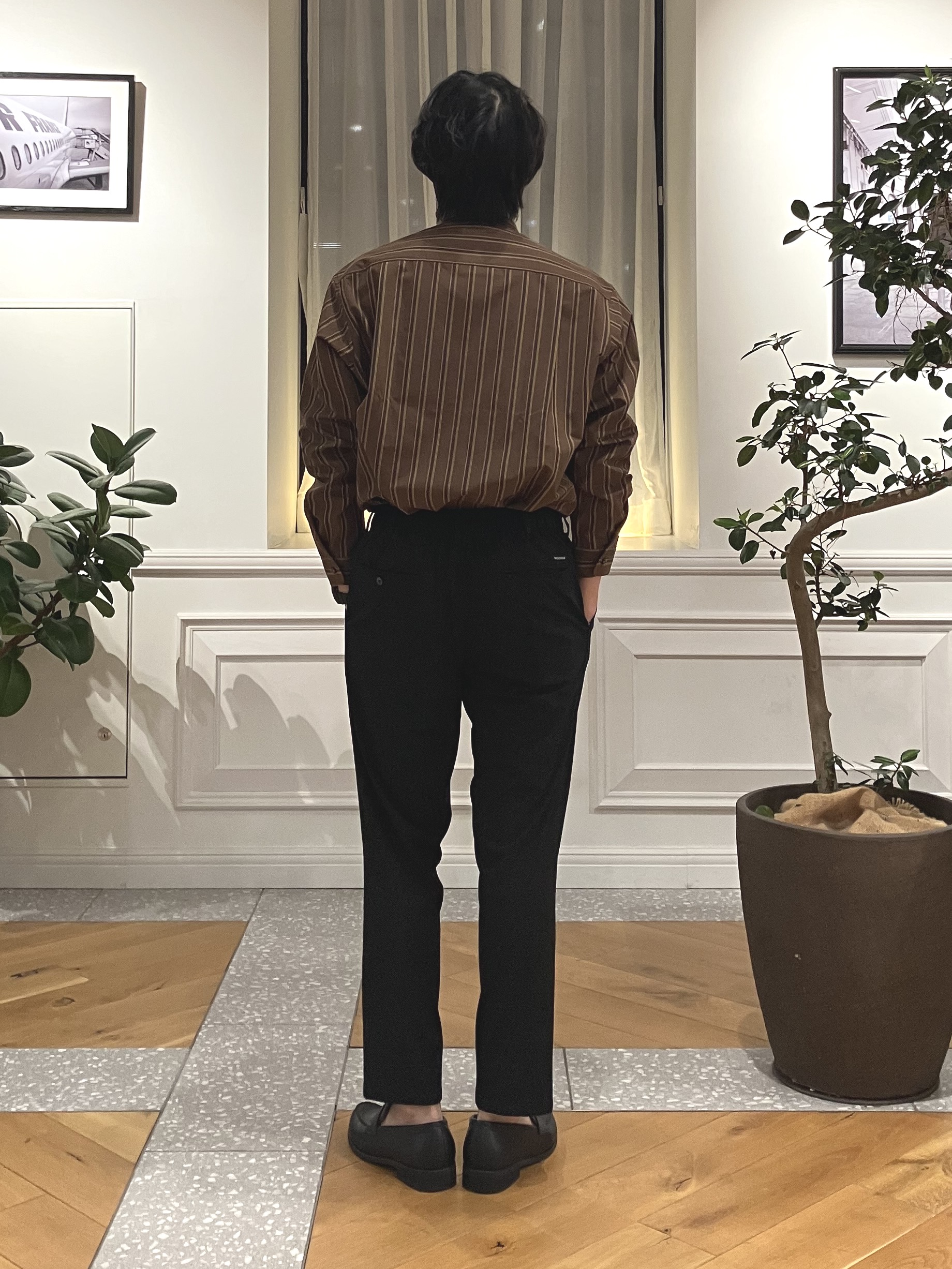 junyaさんの「DRESSTERIOR｜【日本製】バンドカラー ブラウンレジメンタル ストライプシャツ」を使ったコーディネート