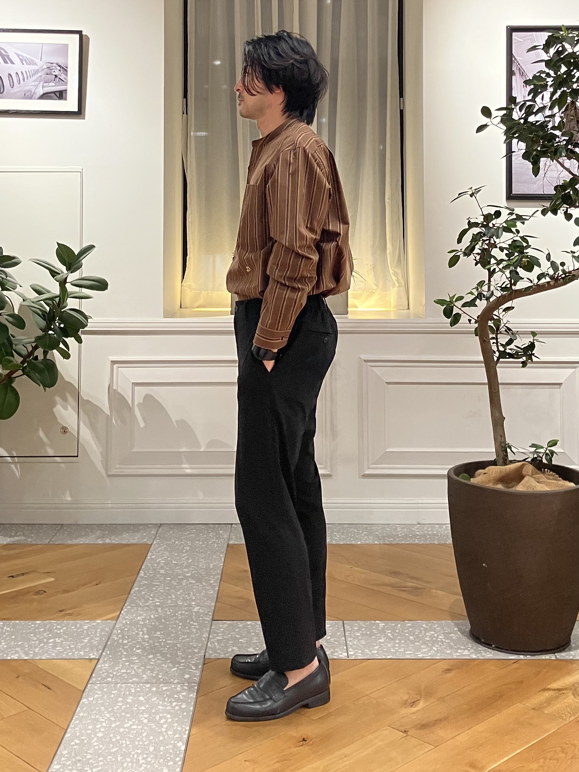 junyaさんの「DRESSTERIOR｜【日本製】バンドカラー ブラウンレジメンタル ストライプシャツ」を使ったコーディネート