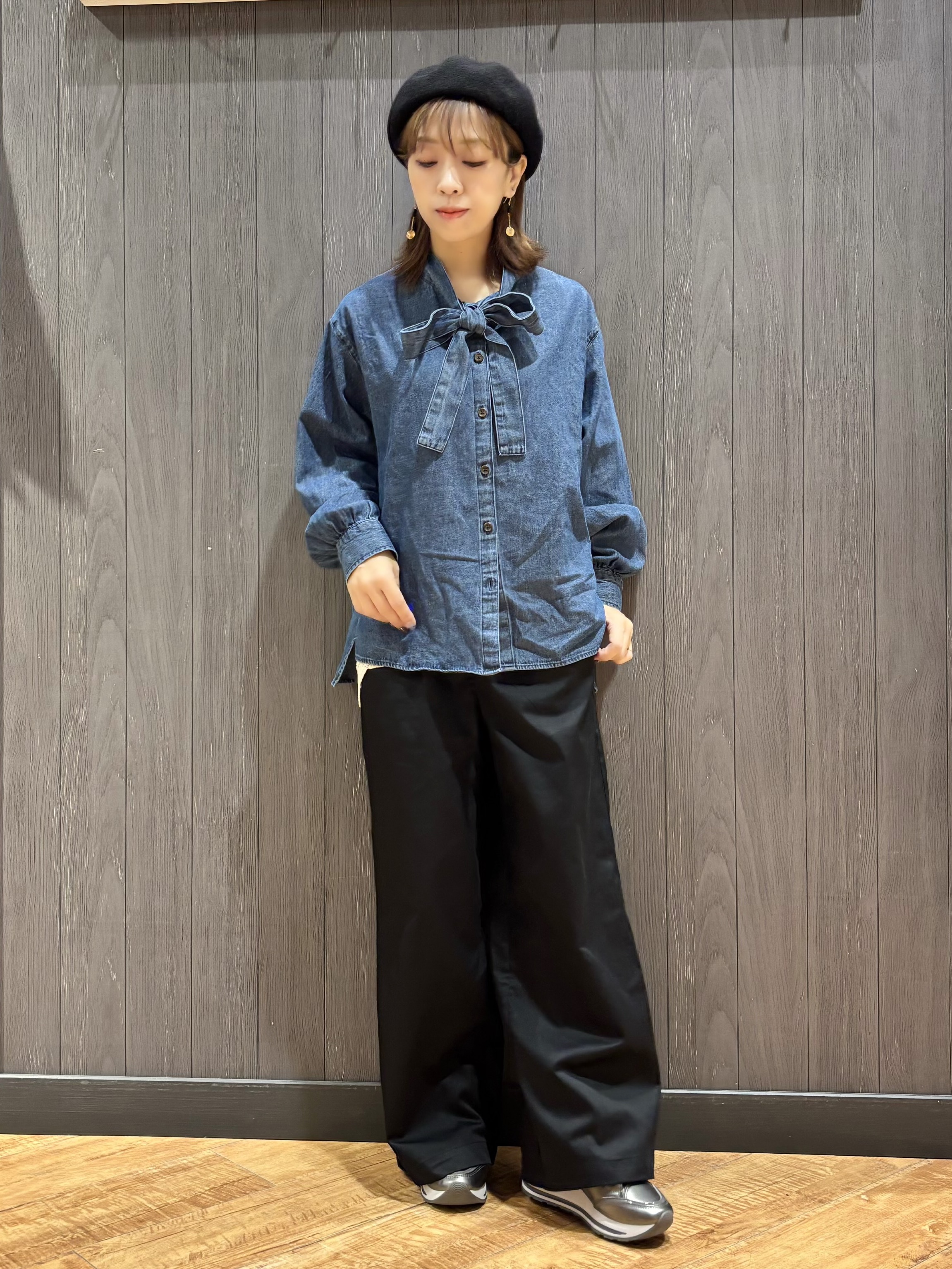 meiさんの「SHOO･LA･RUE｜【洗濯機可】デニムボウタイリボンシャツ」を使ったコーディネート