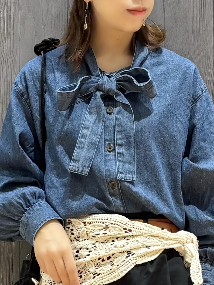 meiさんの「SHOO･LA･RUE｜【洗濯機可】デニムボウタイリボンシャツ」を使ったコーディネート