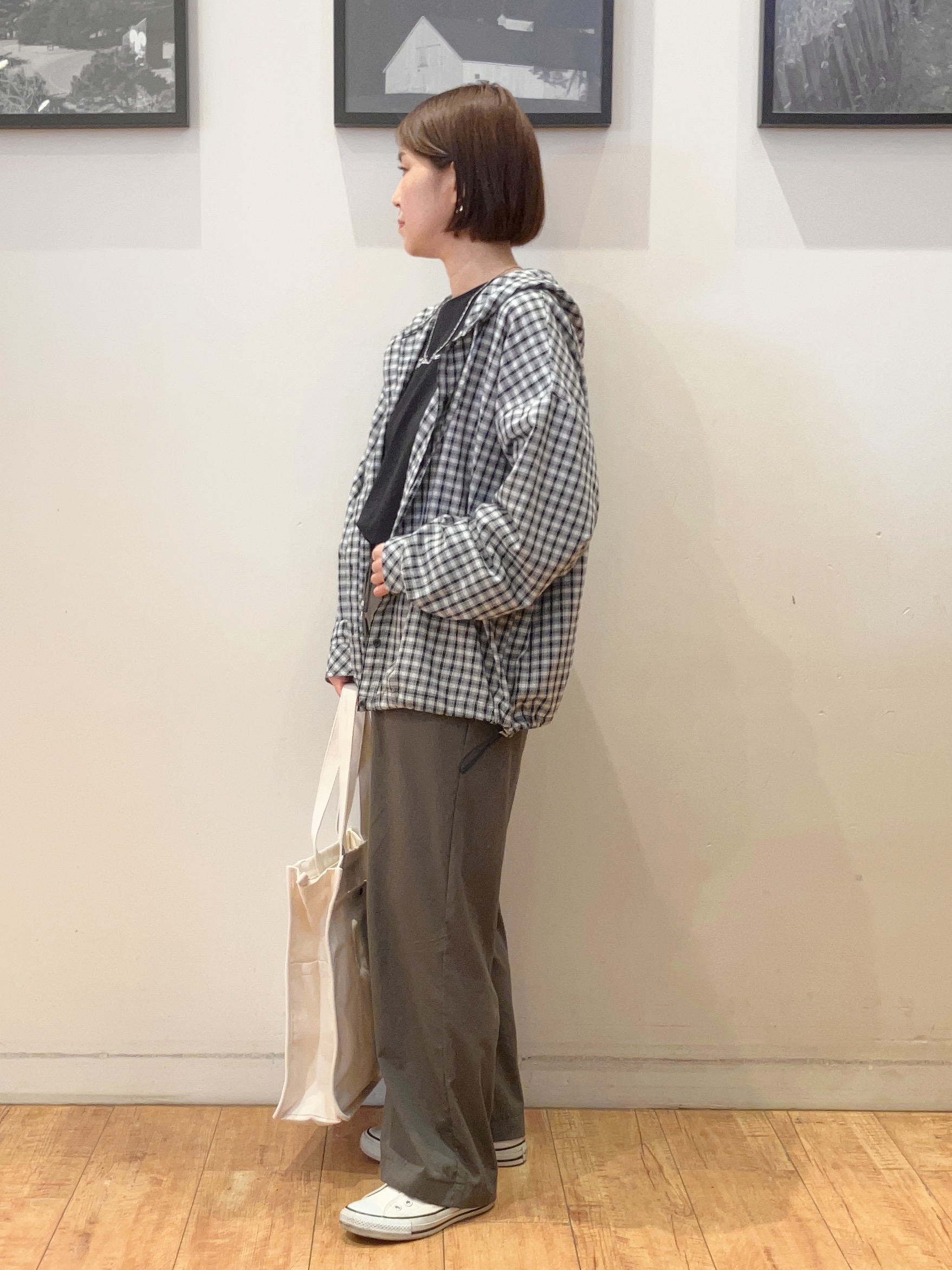 momoharuさんの「SHOO･LA･RUE｜【S-LL/洗濯機可】大人カジュアルに。裾ドロスト フードチェックシャツ」を使ったコーディネート