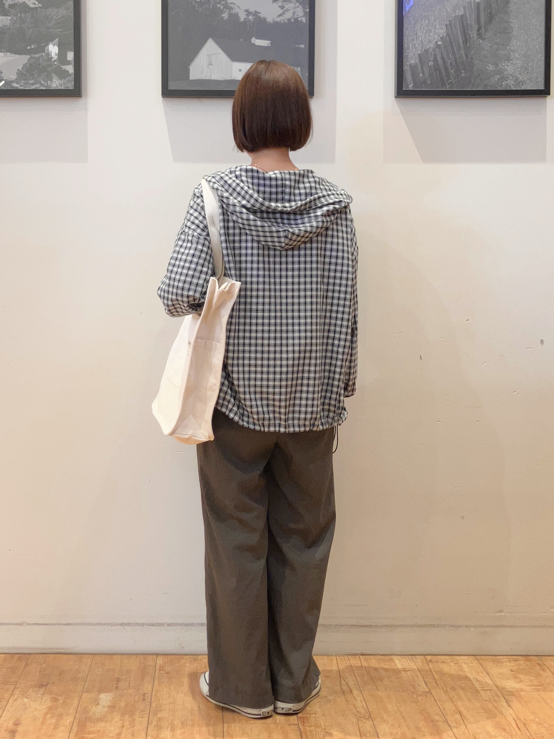 momoharuさんの「SHOO･LA･RUE｜【S-LL/洗濯機可】大人カジュアルに。裾ドロスト フードチェックシャツ」を使ったコーディネート