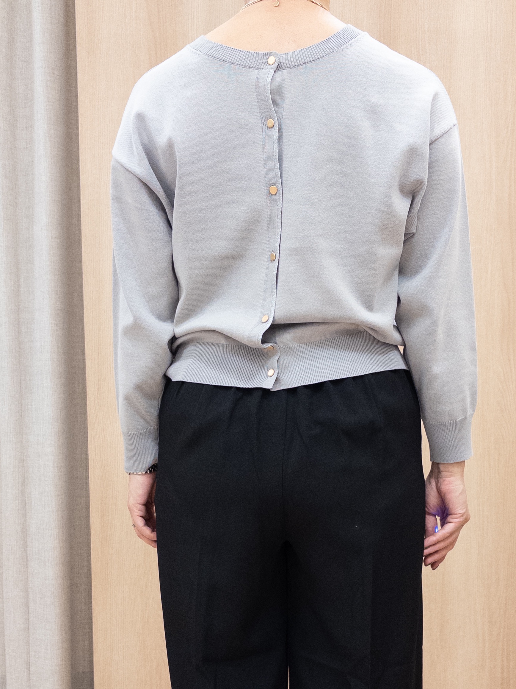 シュウコさんの「grove｜【前後2WAY】さりげなく、上品にきらめく ニットカーディガン」を使ったコーディネート