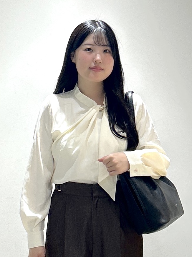 sayaさんの「OPAQUE.CLIP｜ゴールドモチーフ付きボウタイブラウス【洗濯機OK／イージーアイロン】」を使ったコーディネート