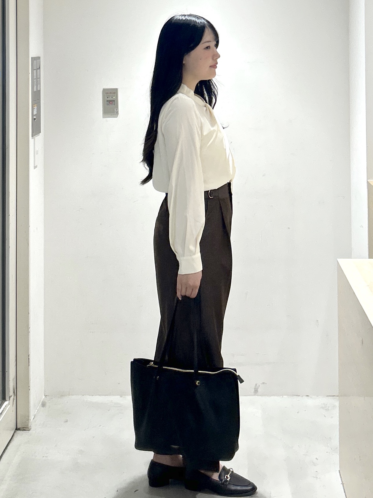 sayaさんの「OPAQUE.CLIP｜ゴールドモチーフ付きボウタイブラウス【洗濯機OK／イージーアイロン】」を使ったコーディネート