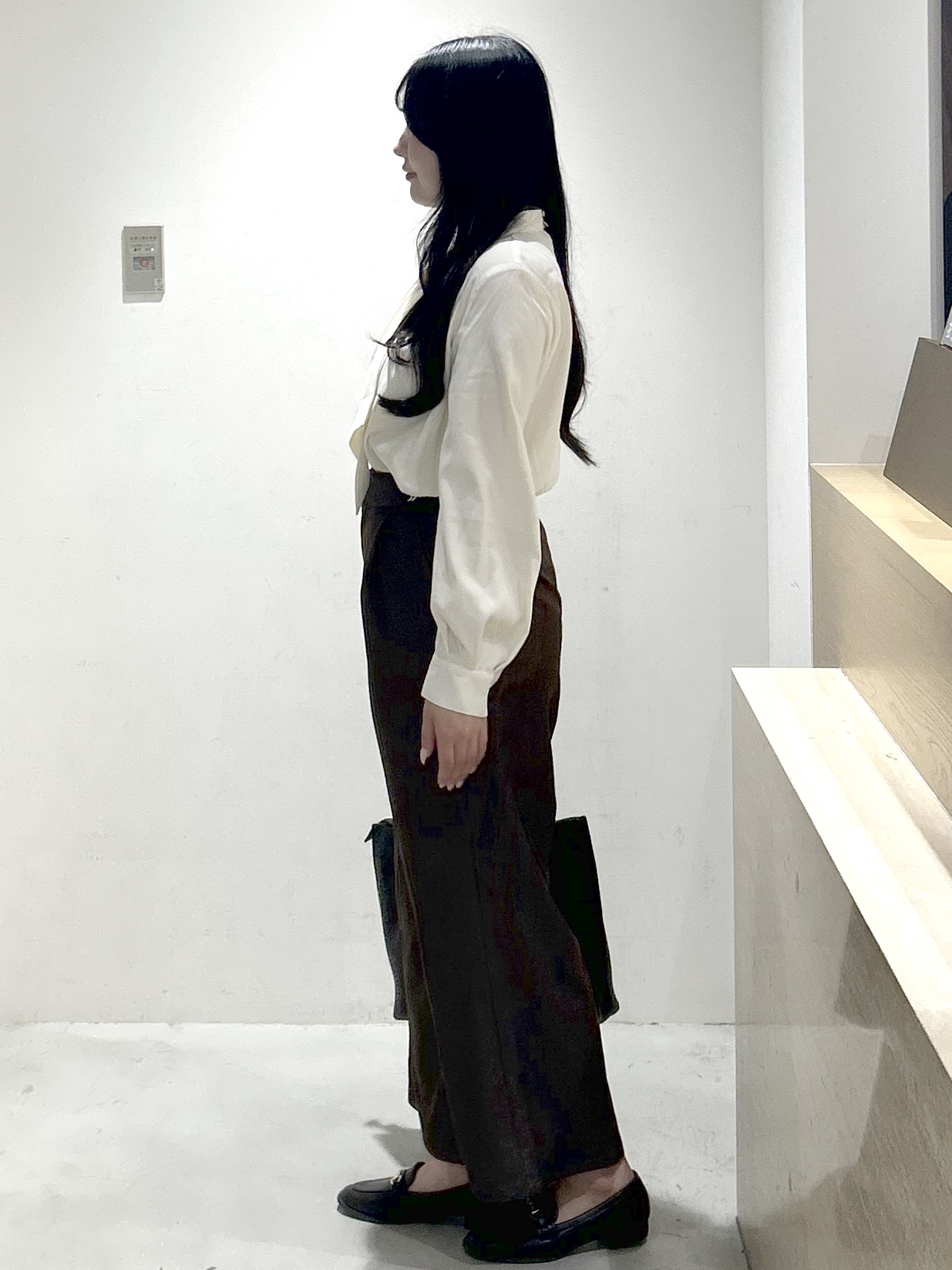 sayaさんの「OPAQUE.CLIP｜ゴールドモチーフ付きボウタイブラウス【洗濯機OK／イージーアイロン】」を使ったコーディネート