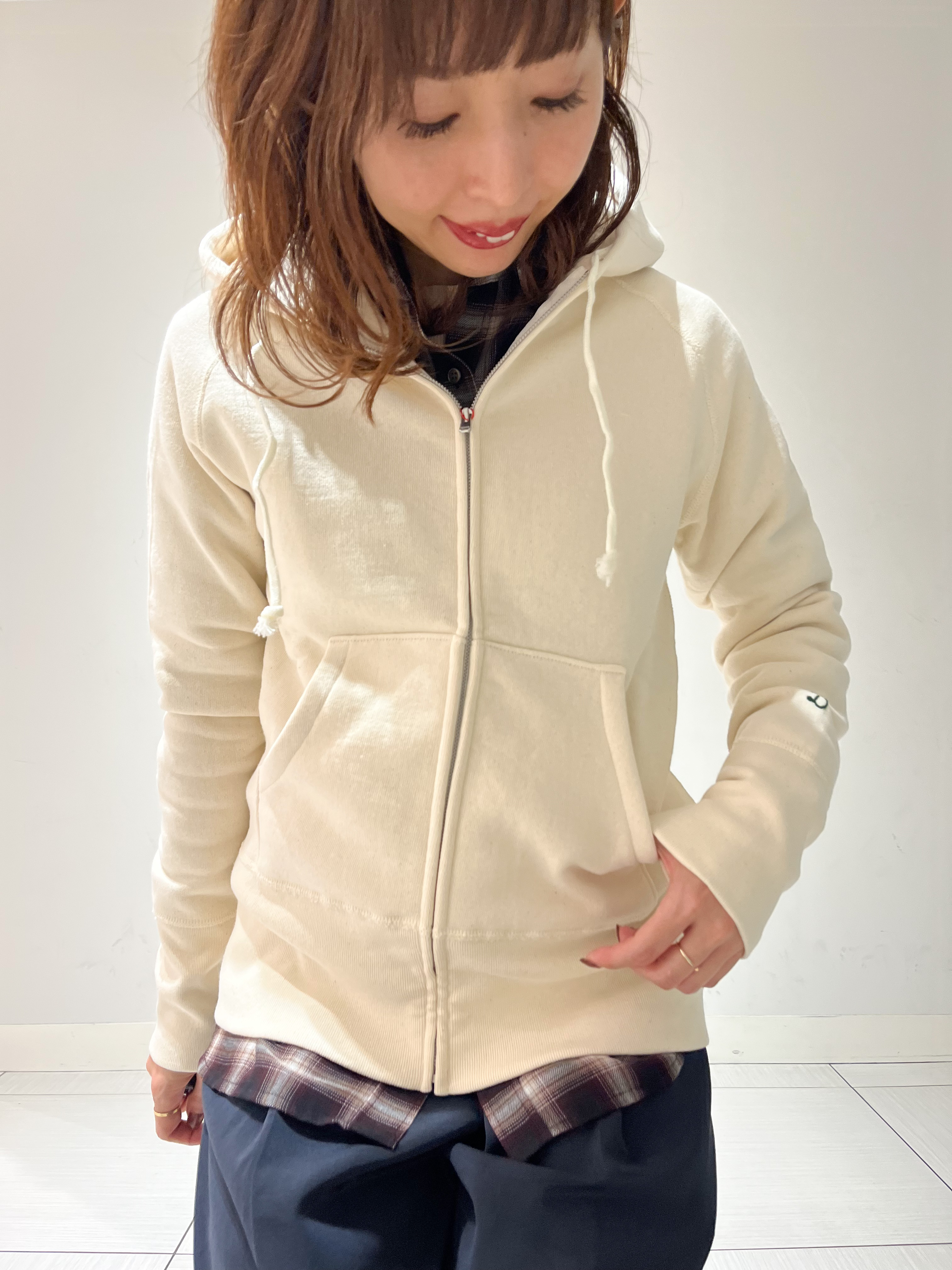 じゅんさんの「DRESSTERIOR｜デキシー吊裏毛ジップアップパーカ」を使ったコーディネート