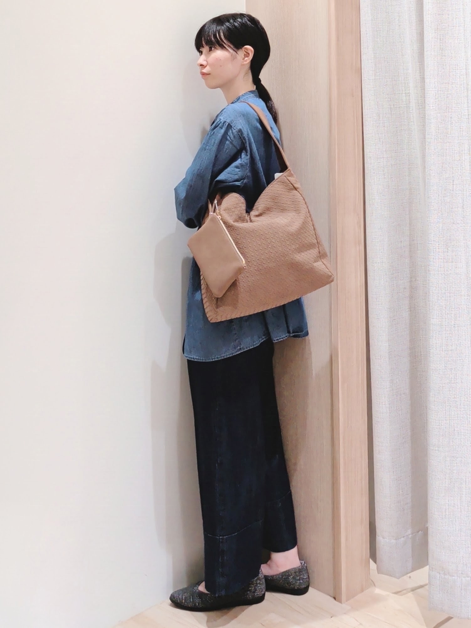 Yuiさんの「grove｜軽やかなデニムで、女性らしく　ピンタックデニムダンガリーブラウス」を使ったコーディネート