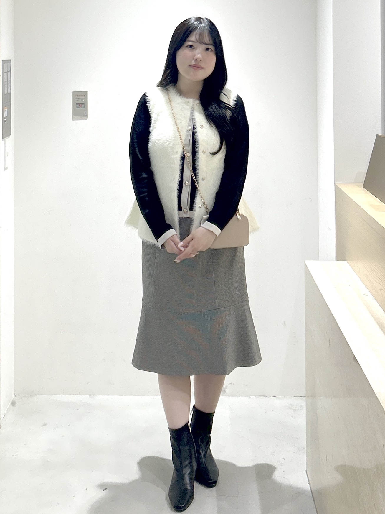 sayaさんの「OPAQUE.CLIP｜フェザーニットペプラムジレ【洗濯機OK】」を使ったコーディネート
