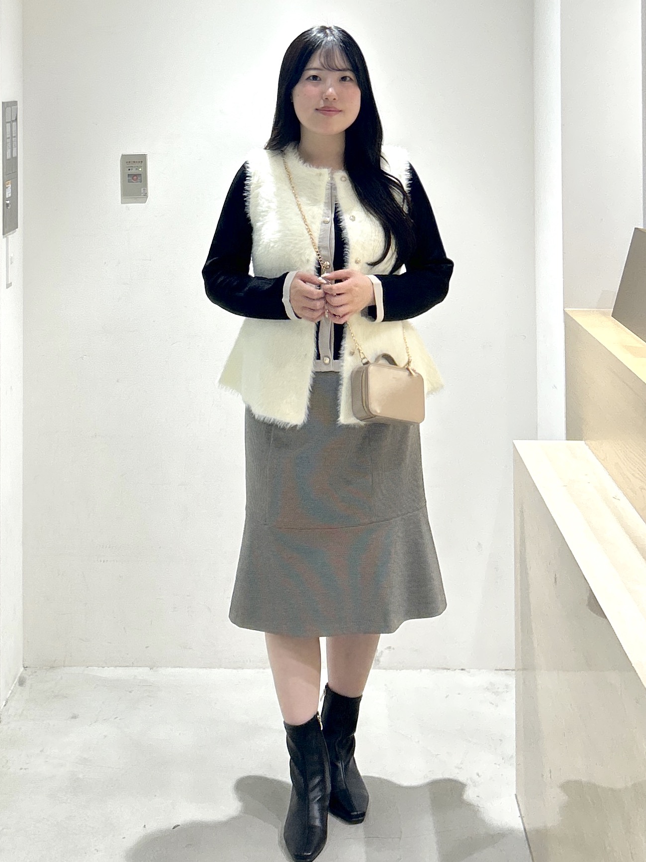 sayaさんの「OPAQUE.CLIP｜フェザーニットペプラムジレ【洗濯機OK】」を使ったコーディネート