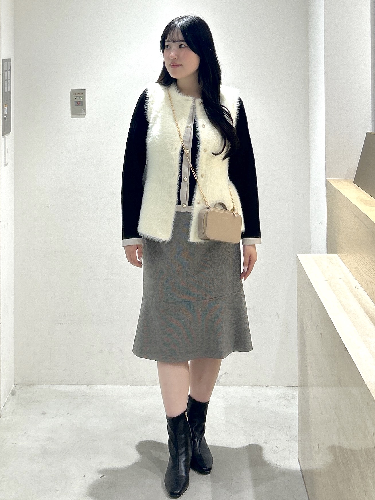 sayaさんの「OPAQUE.CLIP｜フェザーニットペプラムジレ【洗濯機OK】」を使ったコーディネート