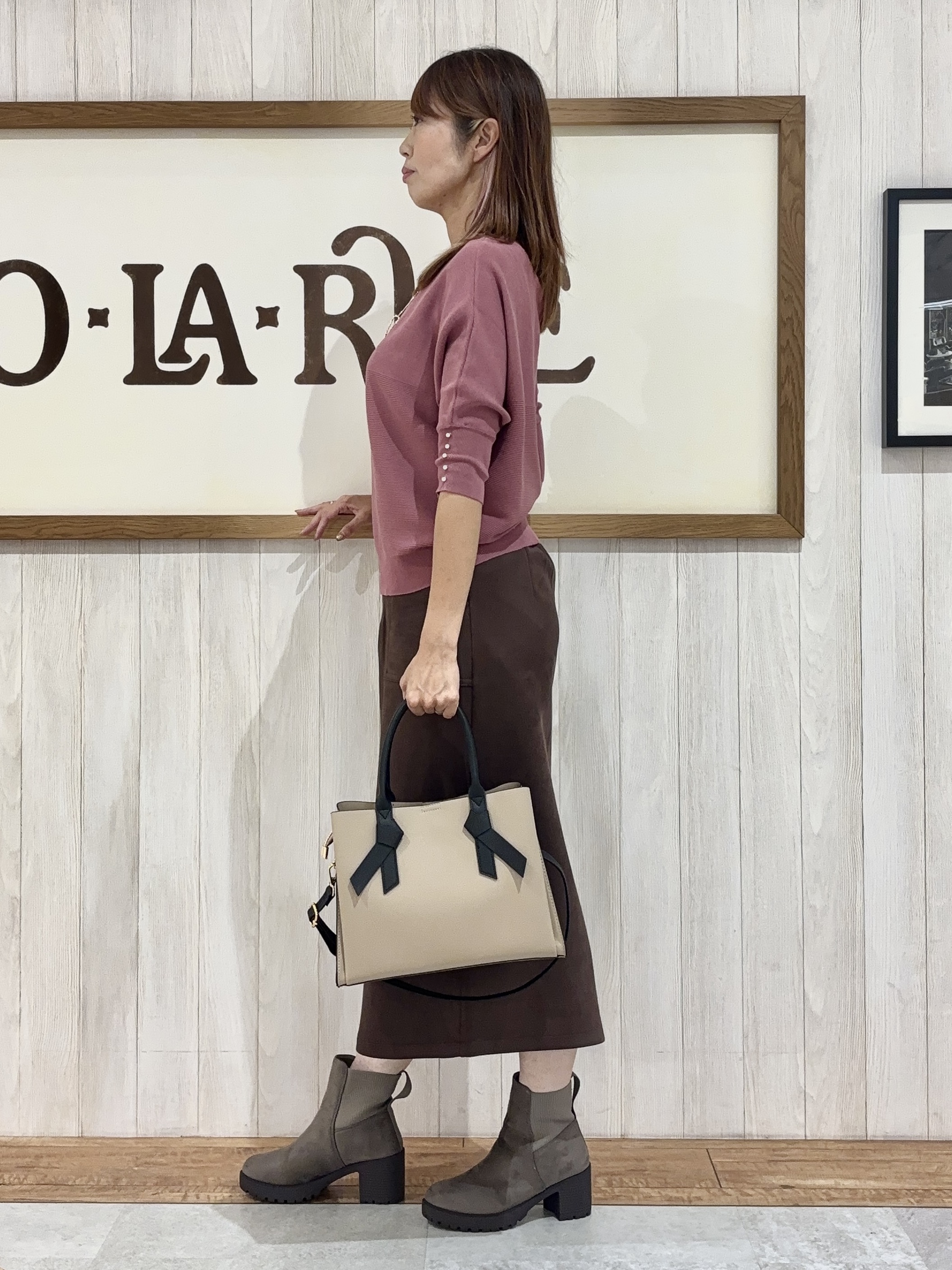 みきぽんさんの「SHOO･LA･RUE｜【毛玉になりにくい】パール調ボタンが女性らしさをプラス ガーター切替 7分袖ドルマンニット」を使ったコーディネート