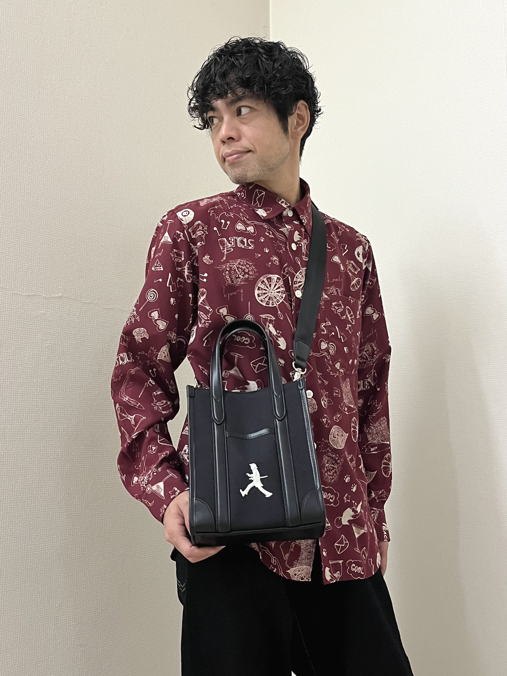 URAさんの「TAKEO KIKUCHI｜【BOWLER HAT LABEL】日本製PLAYプリントシャツ」を使ったコーディネート