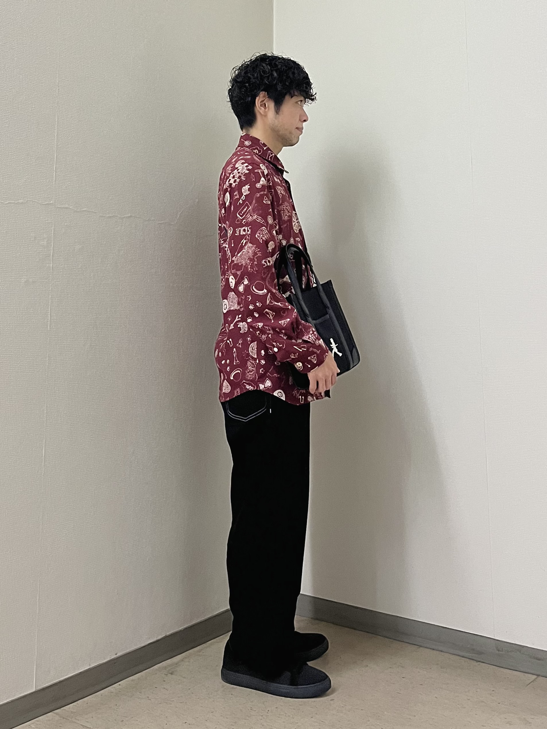 URAさんの「TAKEO KIKUCHI｜【BOWLER HAT LABEL】日本製PLAYプリントシャツ」を使ったコーディネート