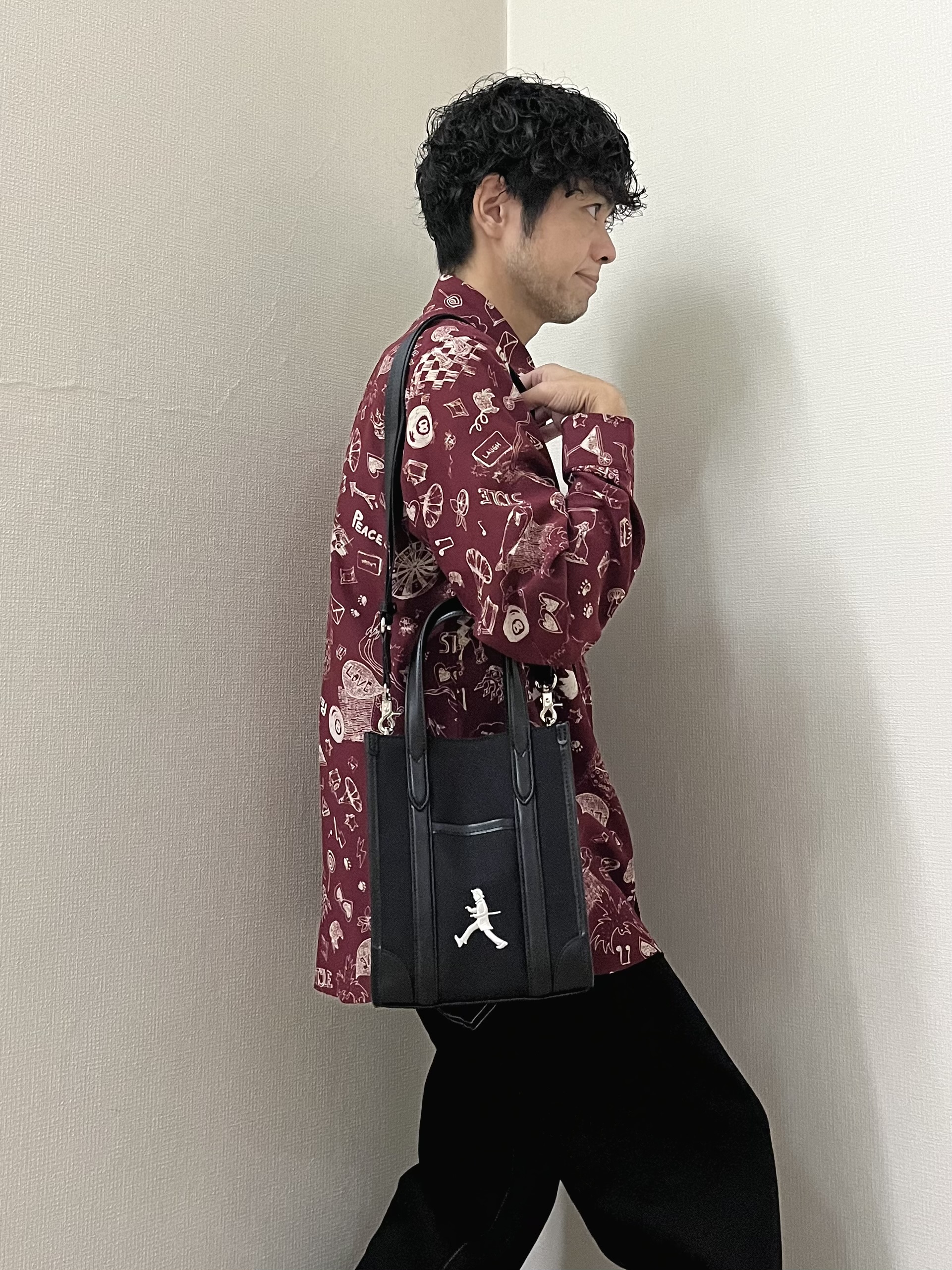 URAさんの「TAKEO KIKUCHI｜【BOWLER HAT LABEL】日本製PLAYプリントシャツ」を使ったコーディネート