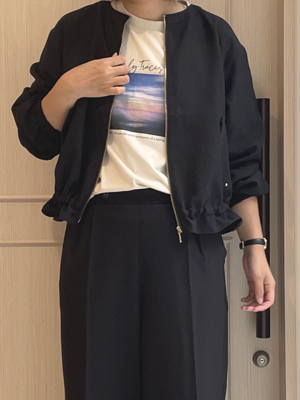 大畠和沙さんの「SHOO･LA･RUE｜【洗濯後しわになりにくい/S-LL】裾ドロストフリルブルゾン」を使ったコーディネート