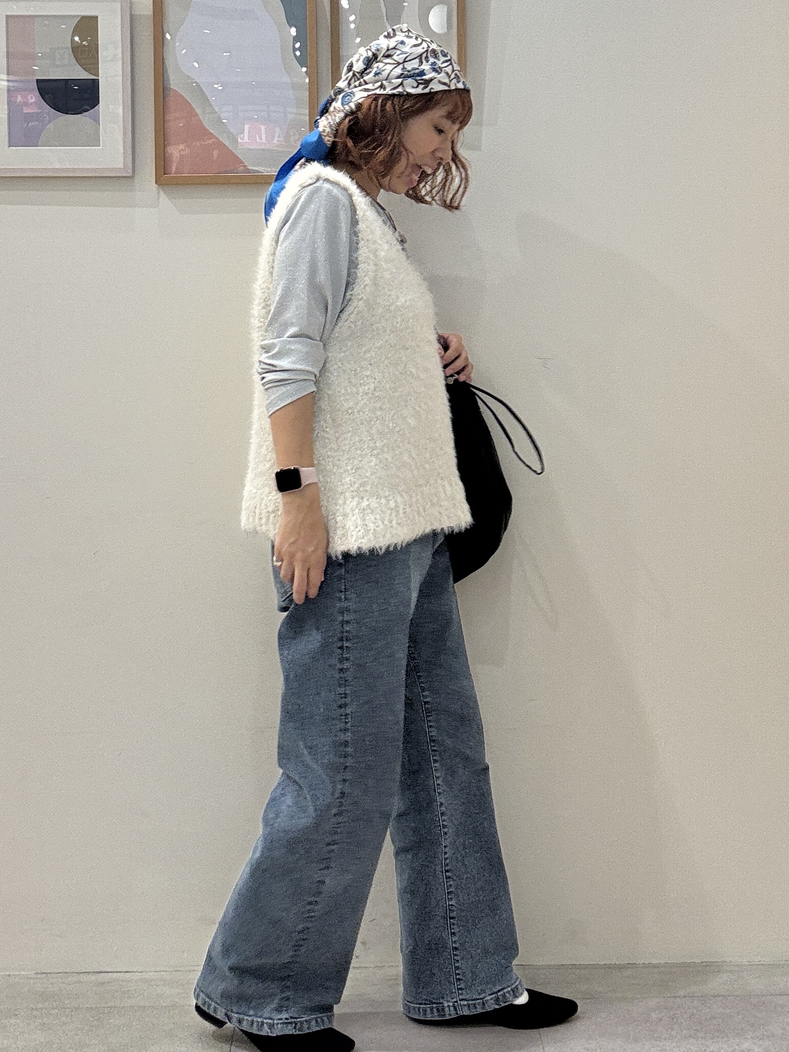 たけぴさんの「SHOO･LA･RUE｜【洗濯機可】重ねるだけで華やかに。ポンポンシャギーベスト」を使ったコーディネート