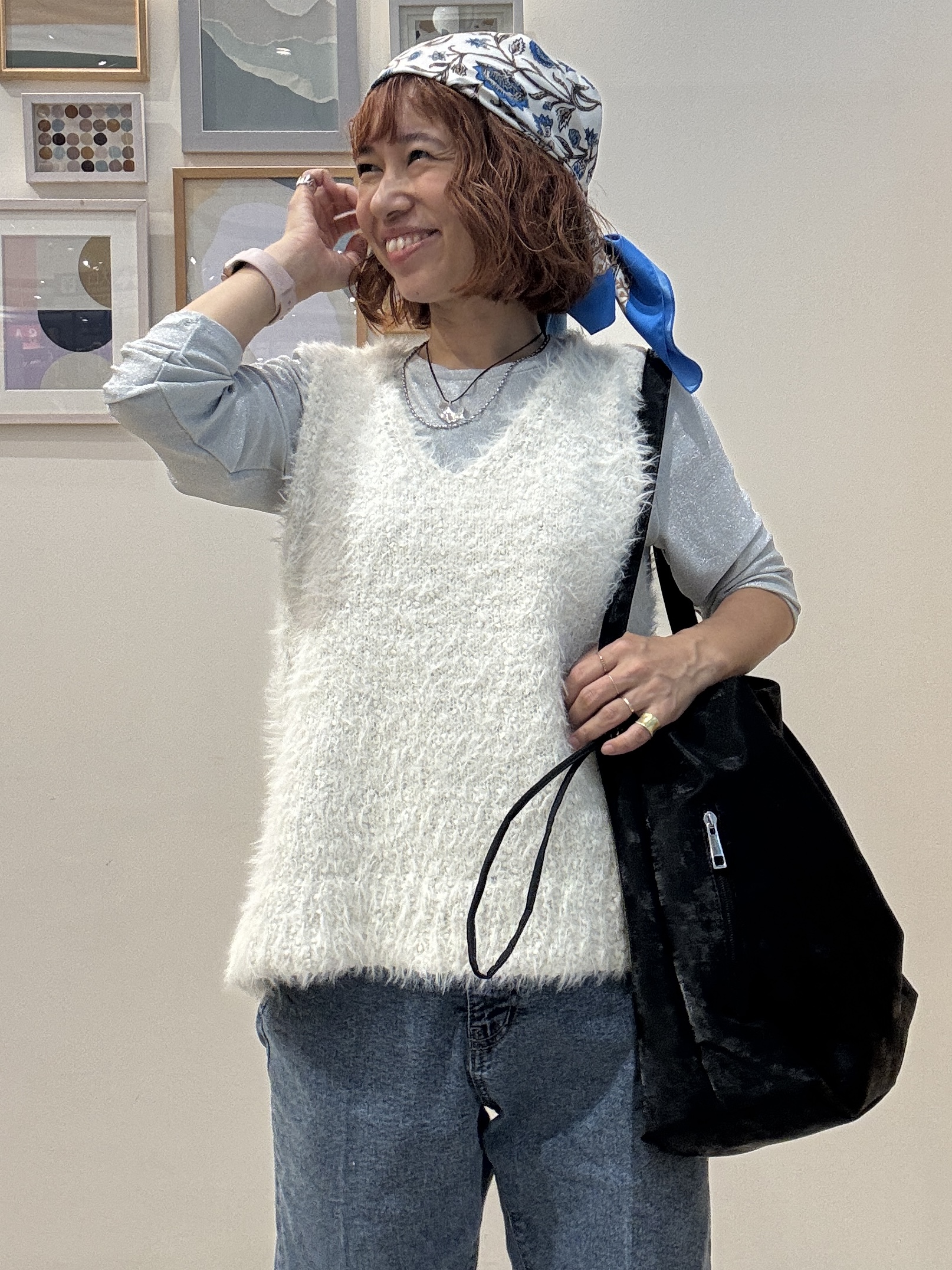 たけぴさんの「SHOO･LA･RUE｜【洗濯機可】重ねるだけで華やかに。ポンポンシャギーベスト」を使ったコーディネート